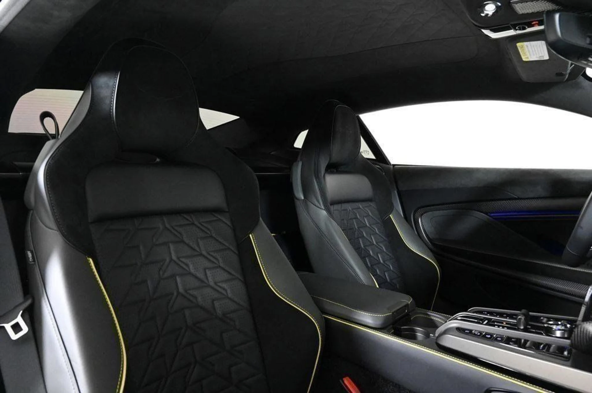 mph012_3164515453_used_2025_aston_martin_vanquish_coupe_11350_22829268_12_1024_4c52364dc1