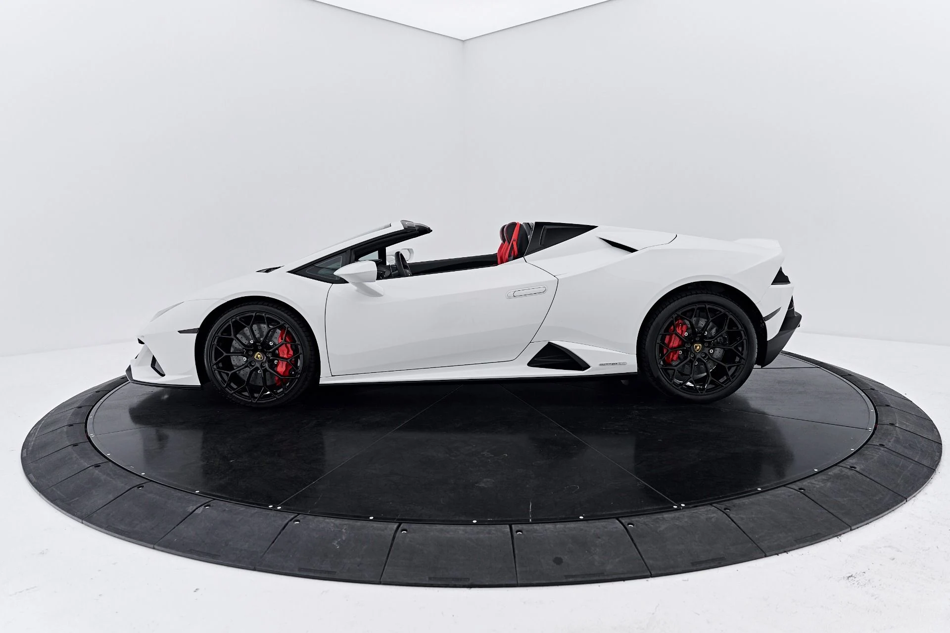 mph012_317763632_Used_2024_Lamborghini_Huracan_EVO_Base_1791337062_21e39e55f3