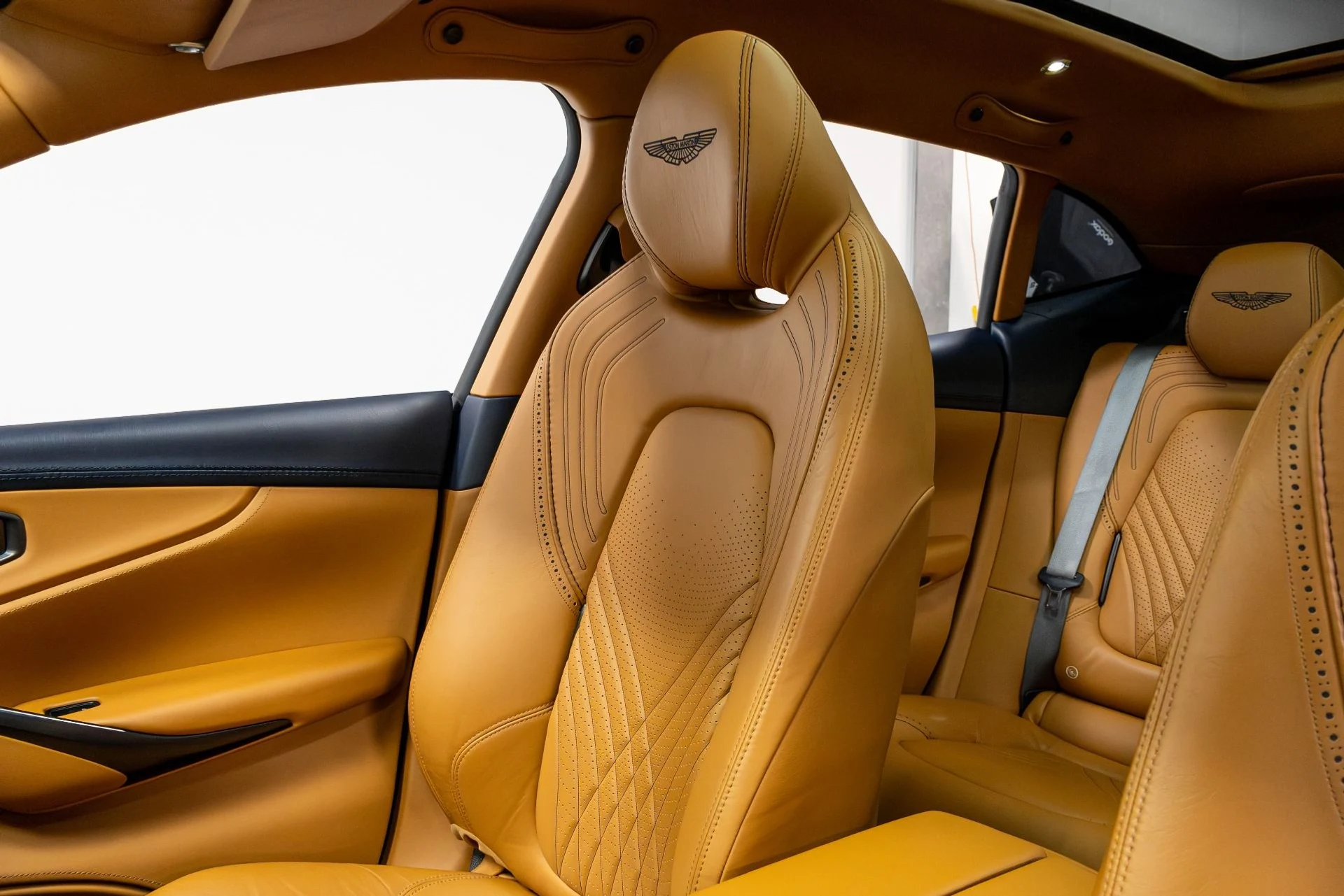 mph012_3177988464_Used_2021_Aston_Martin_DBX_1770088523_b0bda91e6a