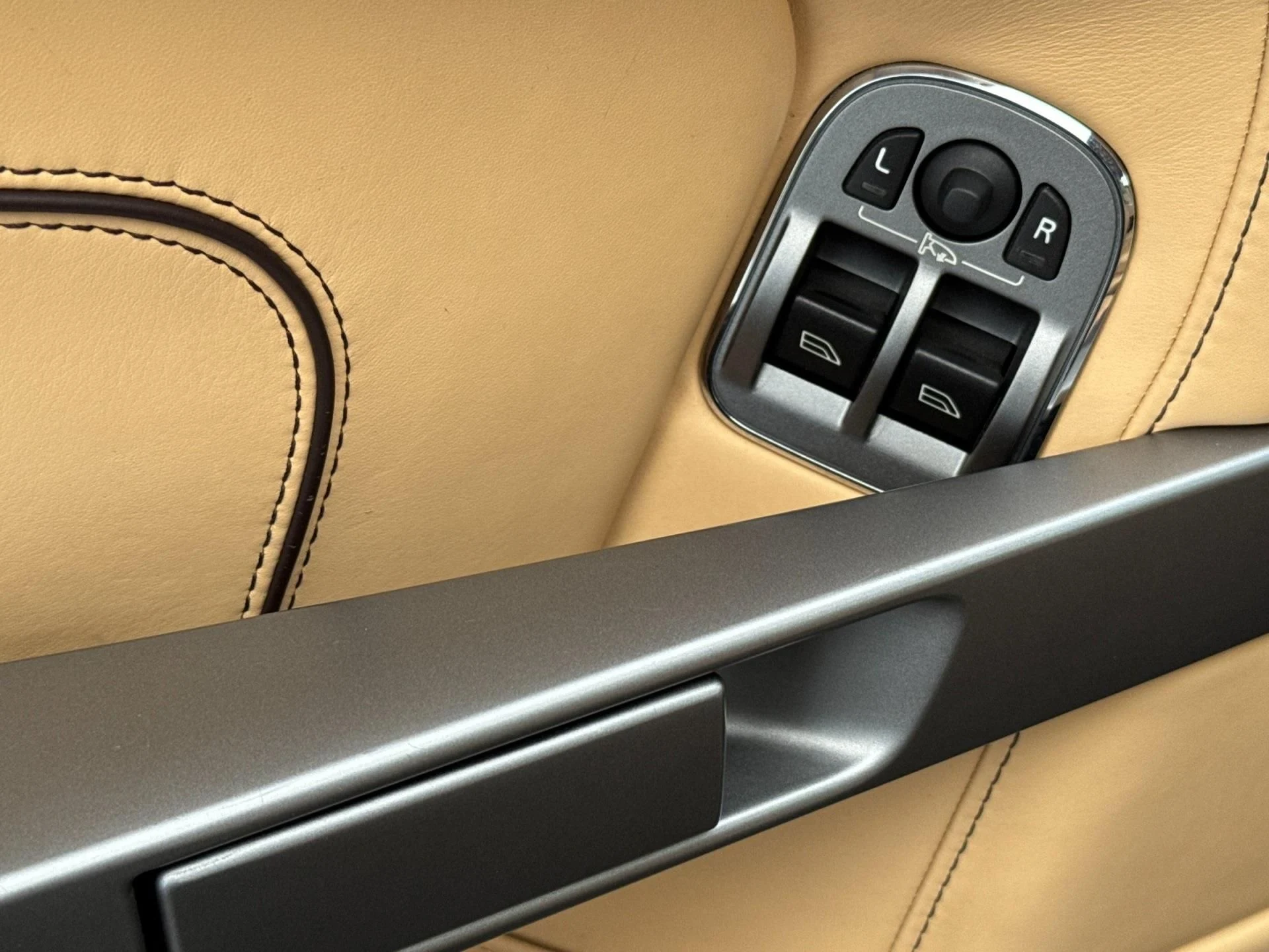 mph012_3206487_Used_2014_Aston_Martin_DB_9_Volante_1769008600_f29bc3ea86