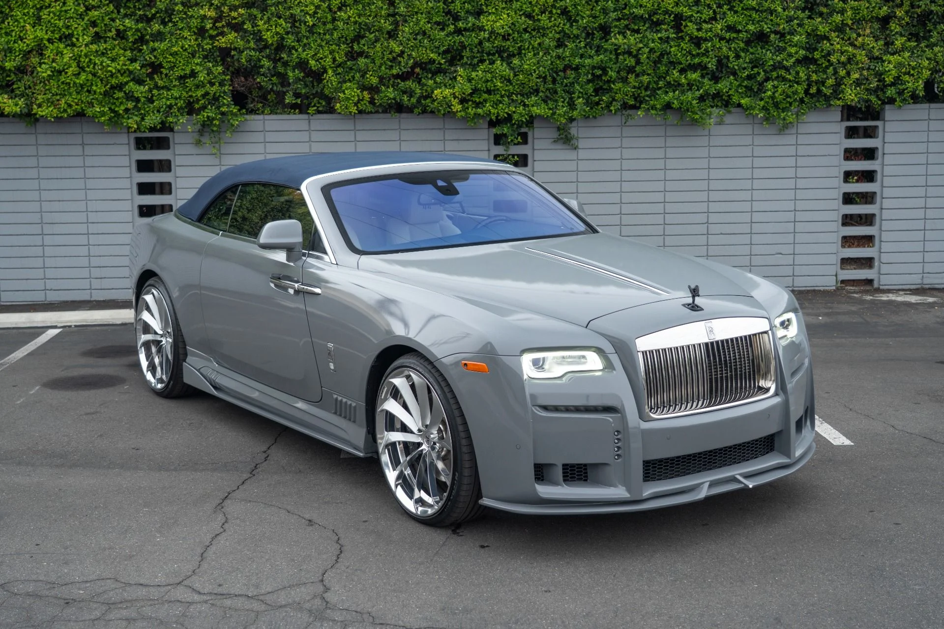 mph012_3230545732_Used_2017_Rolls_Royce_Dawn_1759961826_067f3b5102