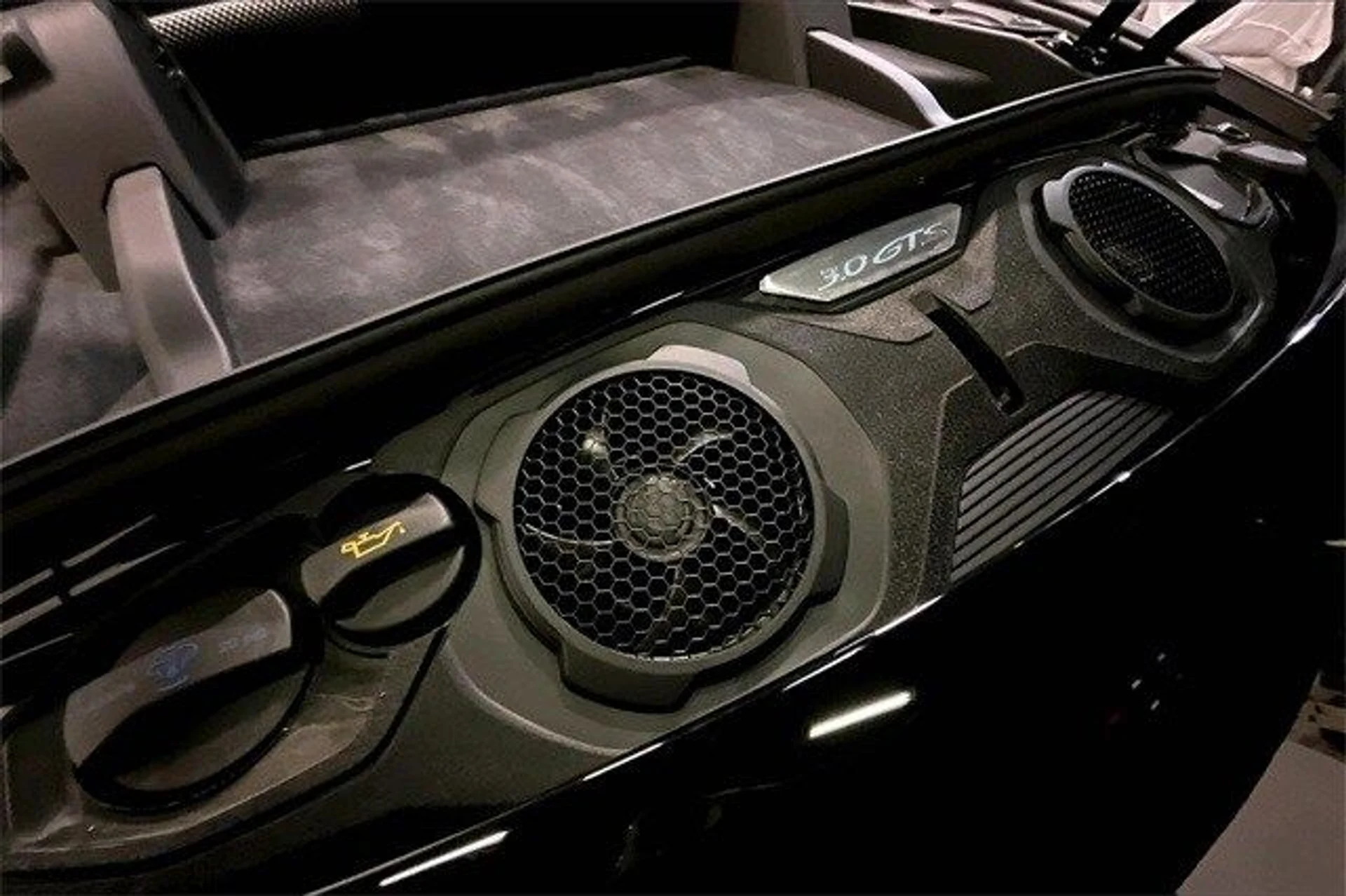 mph012_323707071_04b3e2b94d7760baf3988ff082ed577ex_c0da67d7c1