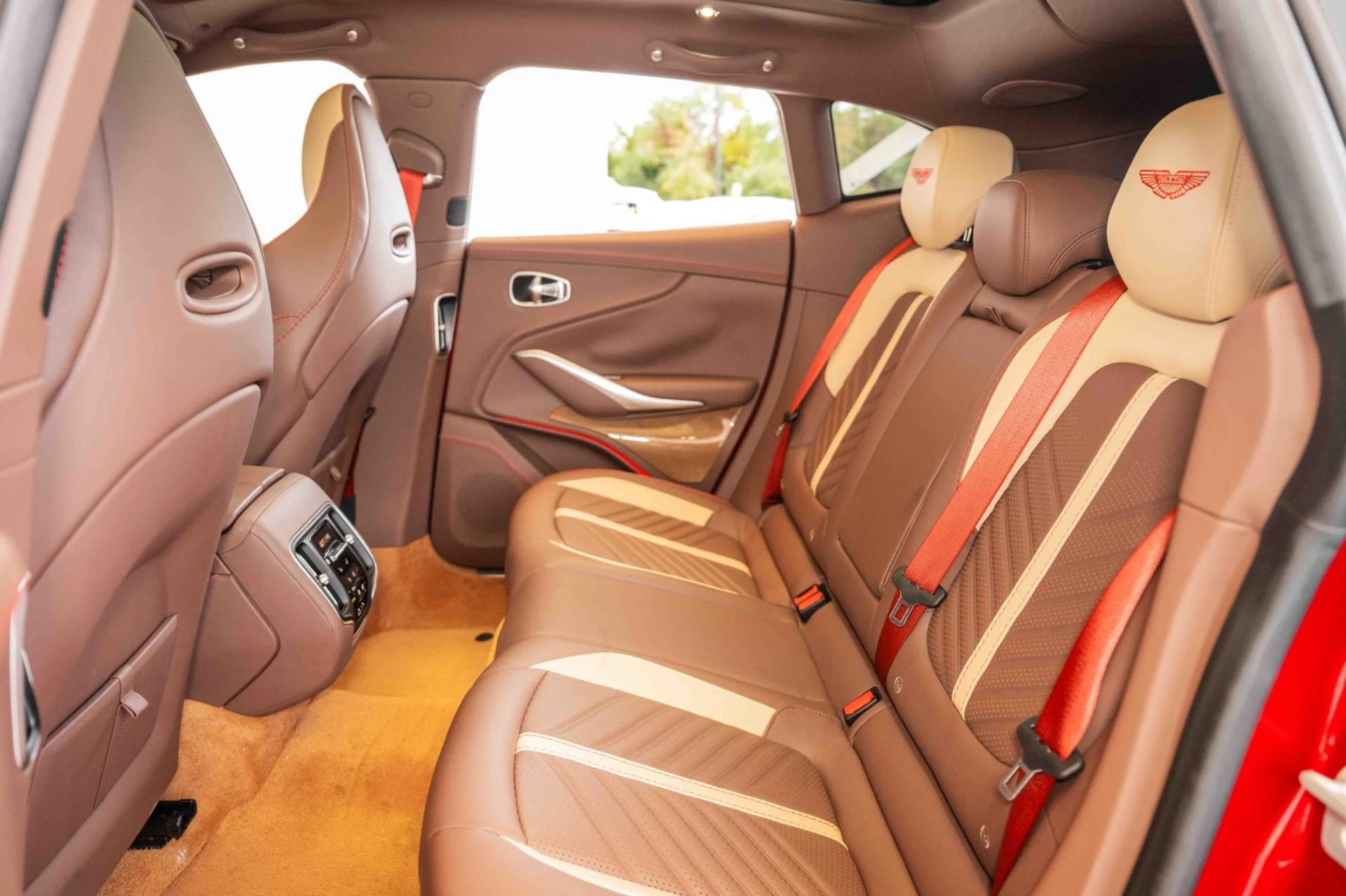 mph012_3251597868_Used_2023_Aston_Martin_DBX_707_1697843884_63f2b6ae40