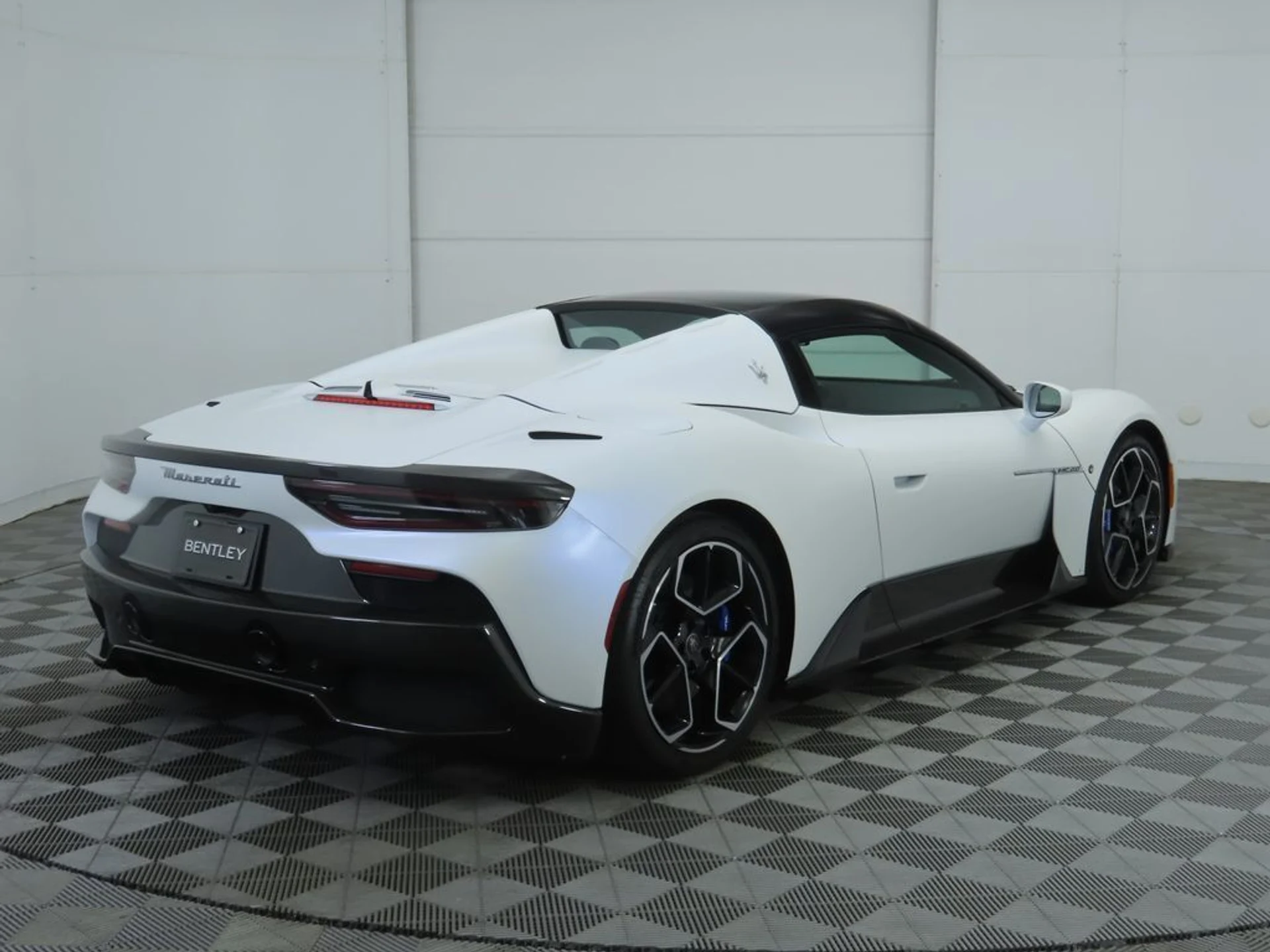 mph012_3252410139_used_2023_maserati_mc20_cieloconvertible_8119_22982884_13_1024_2164fb2fa3