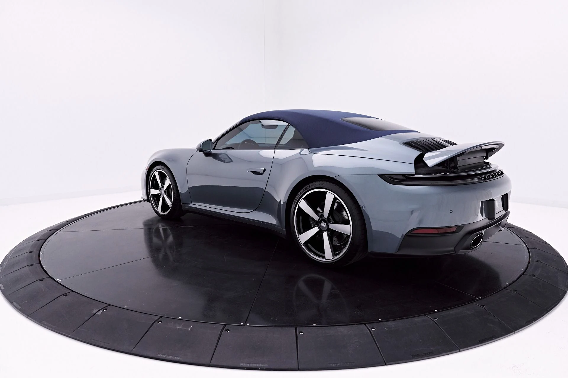 mph012_3270628257_Used_2025_Porsche_911_Carrera_1777504755_44a39acf70