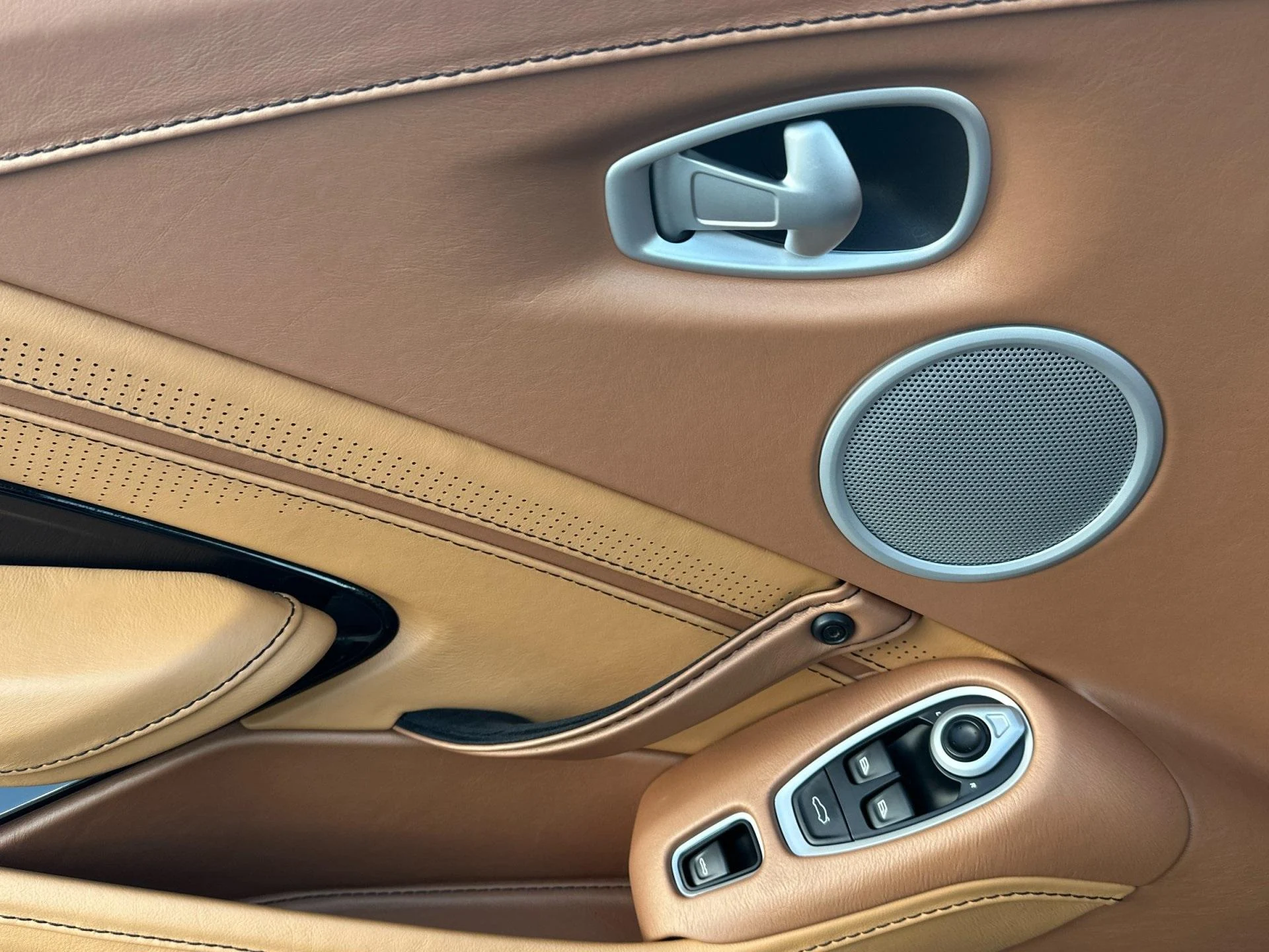 mph012_3276013015_Used_2021_Aston_Martin_Vantage_1764949775_cdfc2749d9