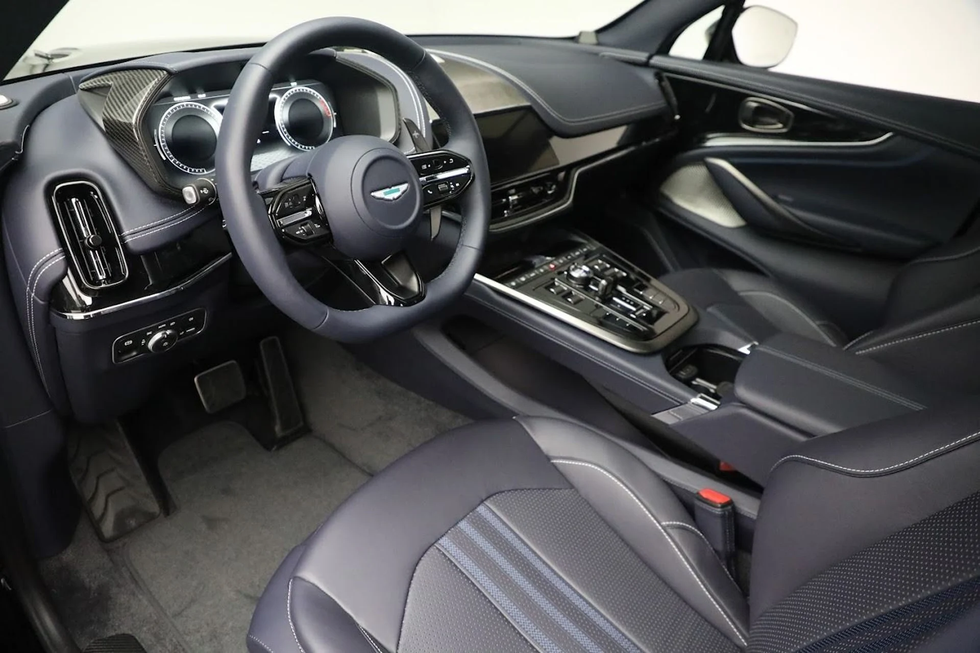 mph012_3297335561_New_2025_Aston_Martin_DBX_707_259646a85d