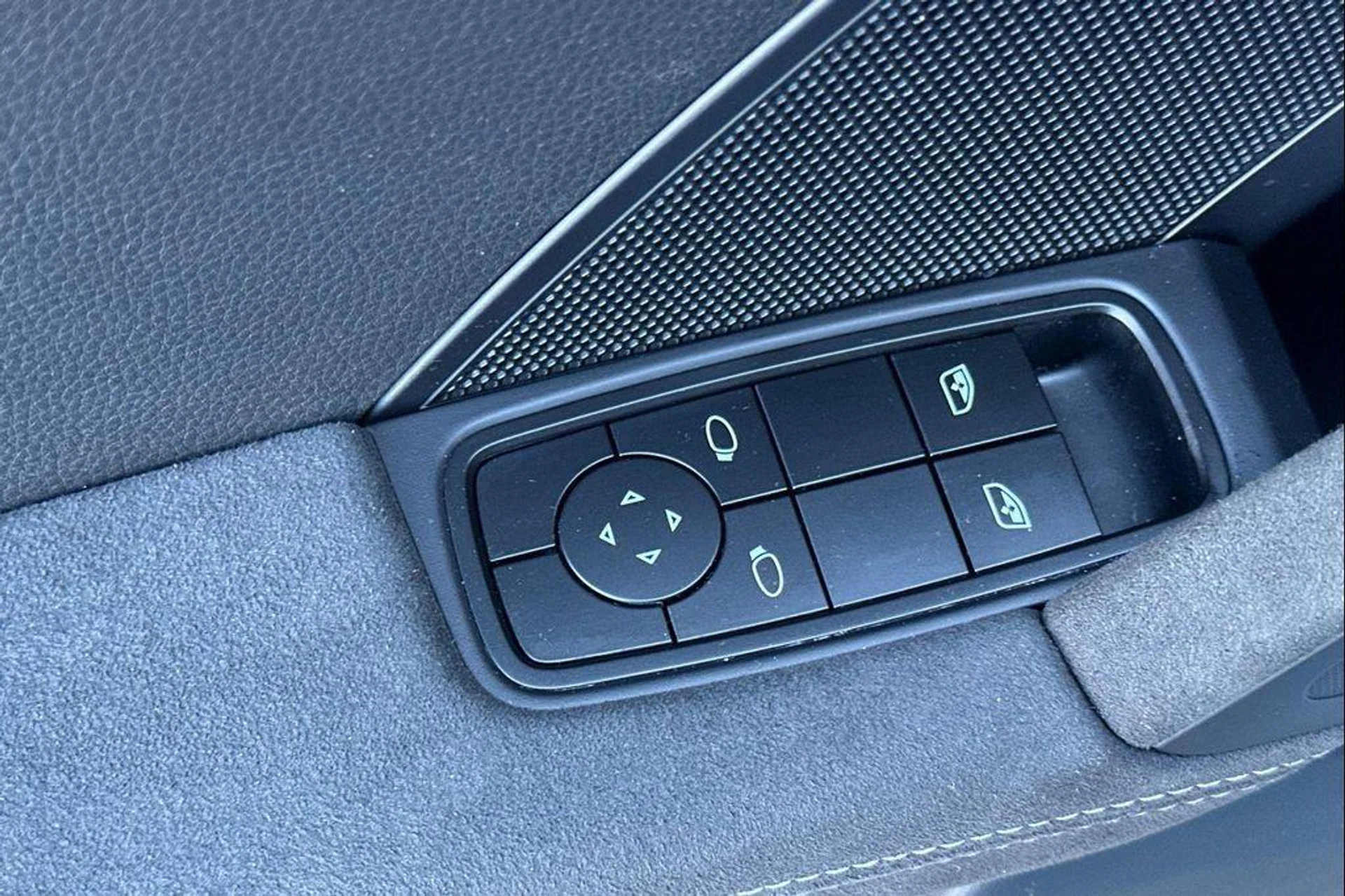 mph012_3302334765_u_Kbl_Egd_Uc_A_qz_F5355_V_Pbnq_Vc_B8_9553456148