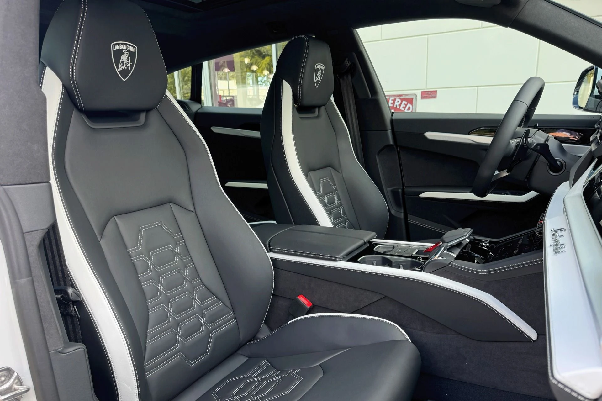 mph012_330681894_Used_2025_Lamborghini_Urus_SE_1756989701_a01a695ed5