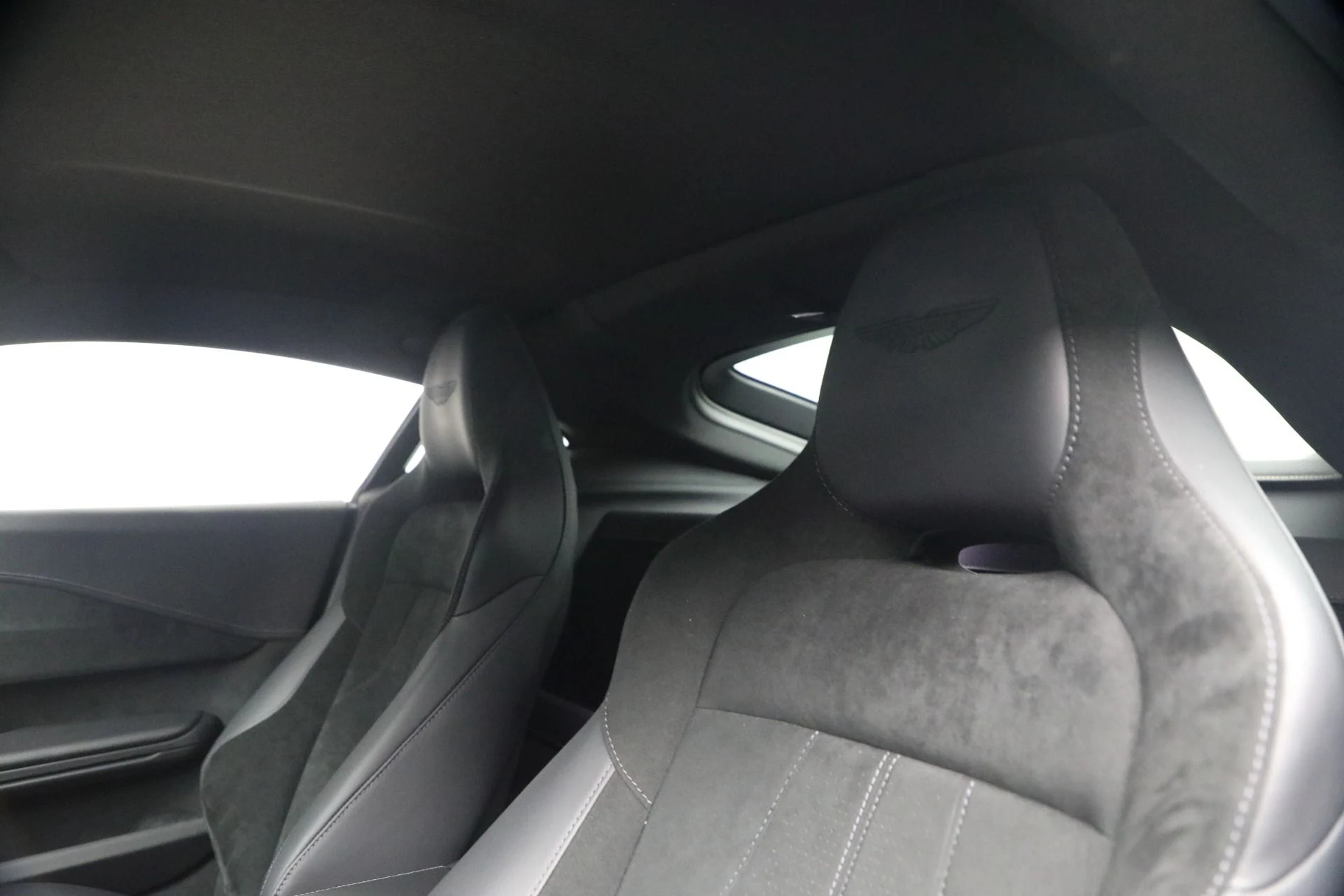 mph012_332127008_Used_2025_Aston_Martin_Vantage_1766592758_fccdf1de98