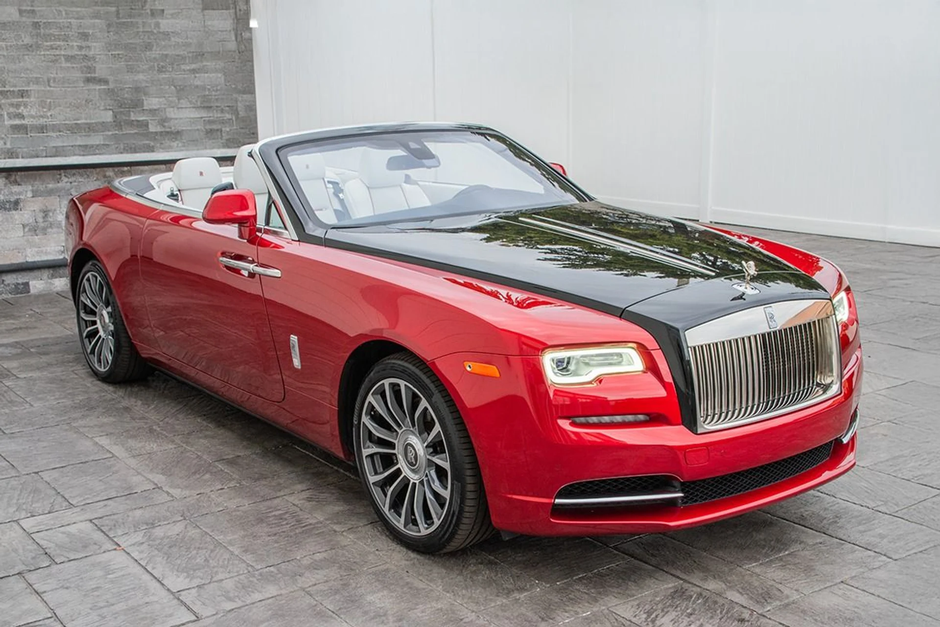 mph012_3335042136_Used_2018_Rolls_Royce_Dawn_1730954781_55349832cc