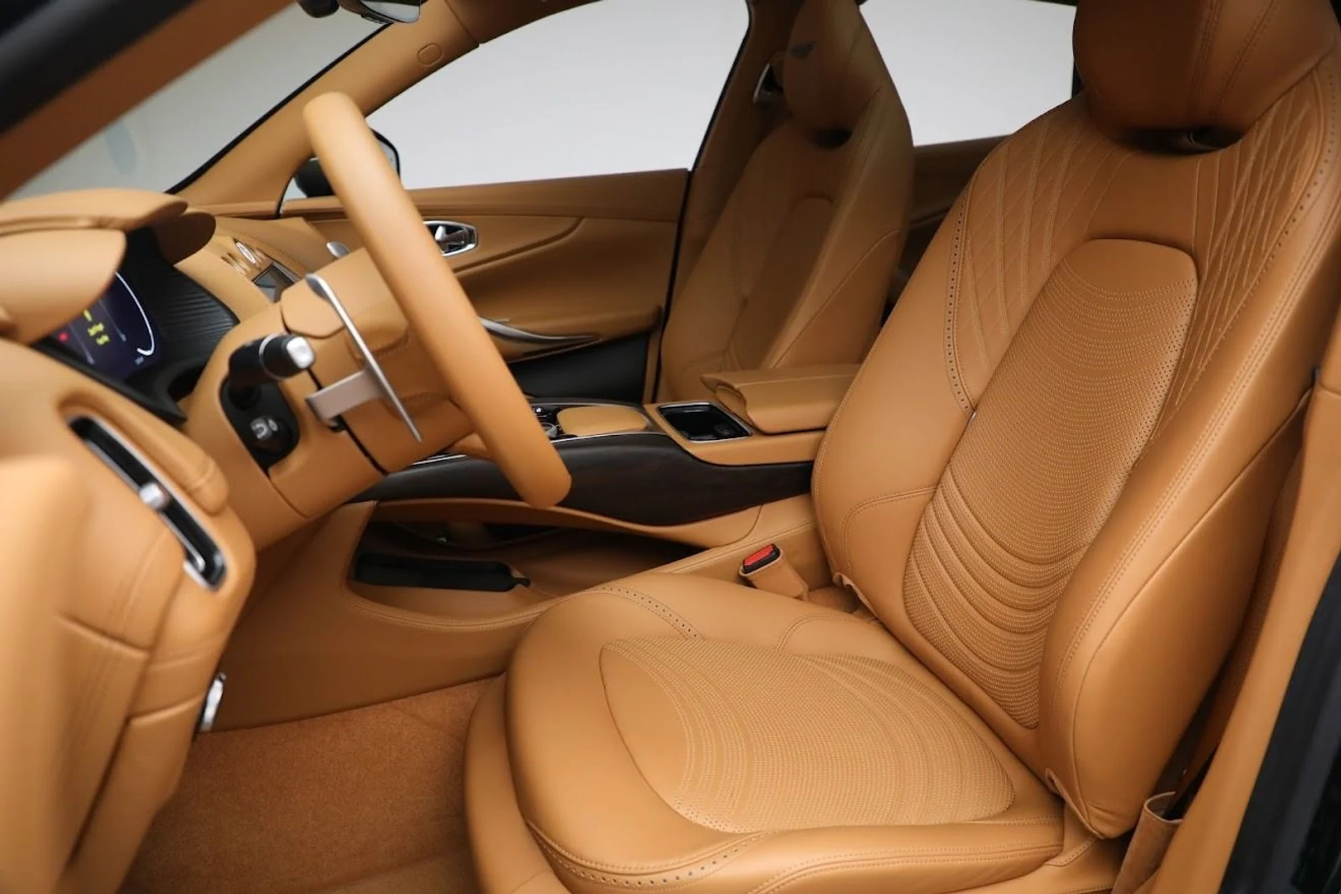 mph012_3367737741_Used_2023_Aston_Martin_DBX_1685647271_404ceed337