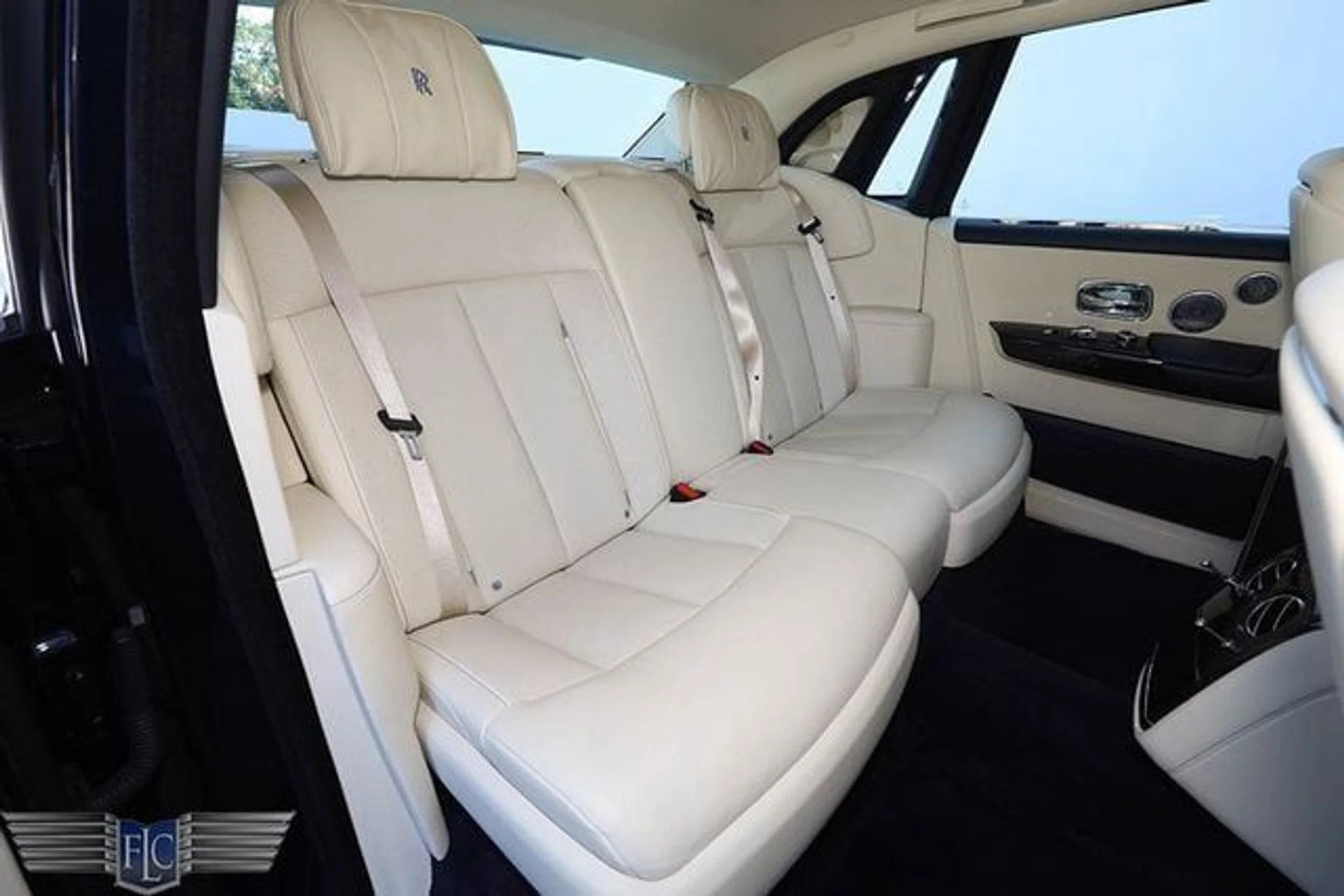 mph012_3411249382_used_2018_rolls_royce_phantom_sedan_6305_22718398_17_640_13a9f28bfb