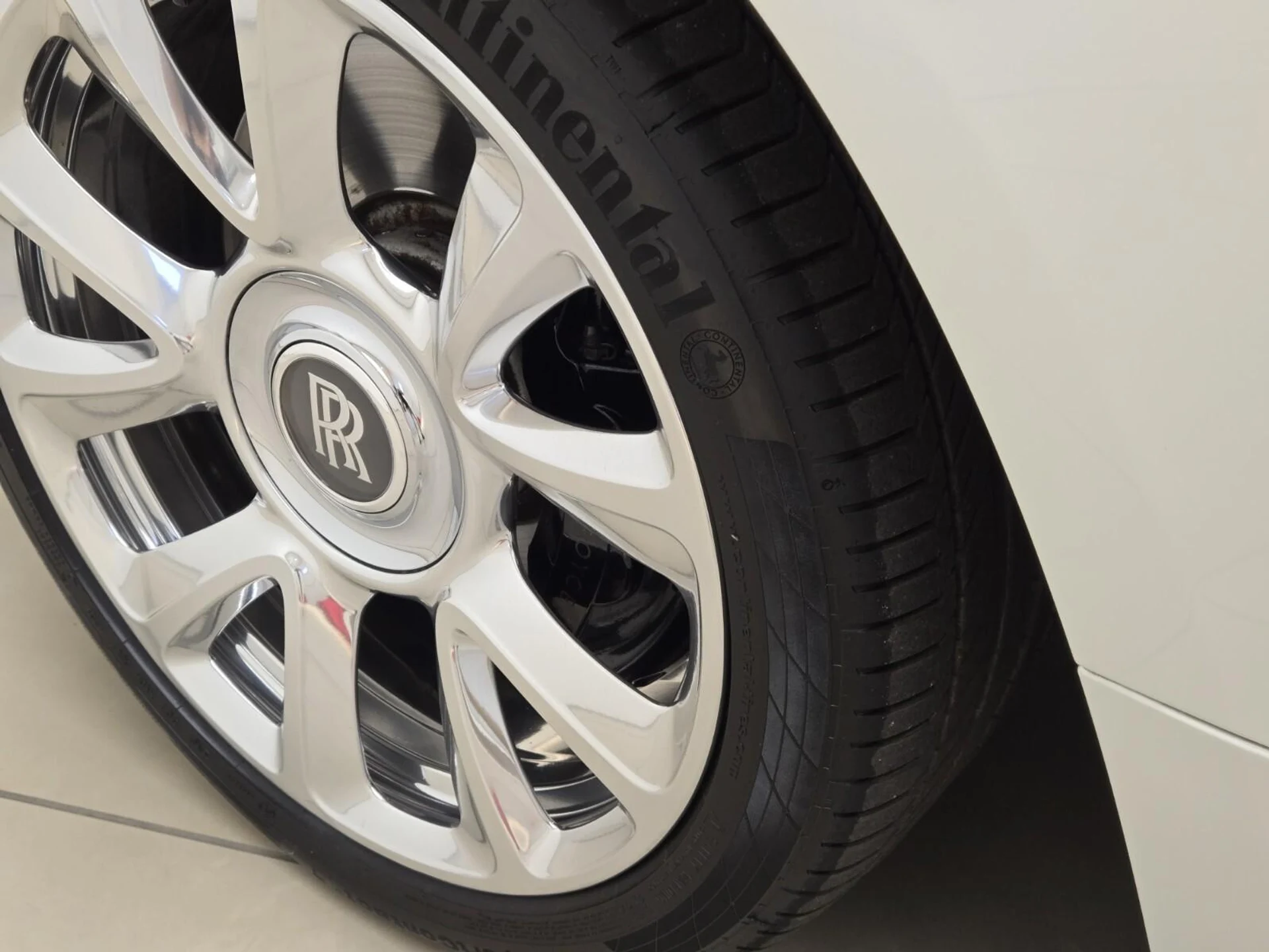 mph012_3421732639_Used_2017_Rolls_Royce_Dawn_1765004109_2609011d9b