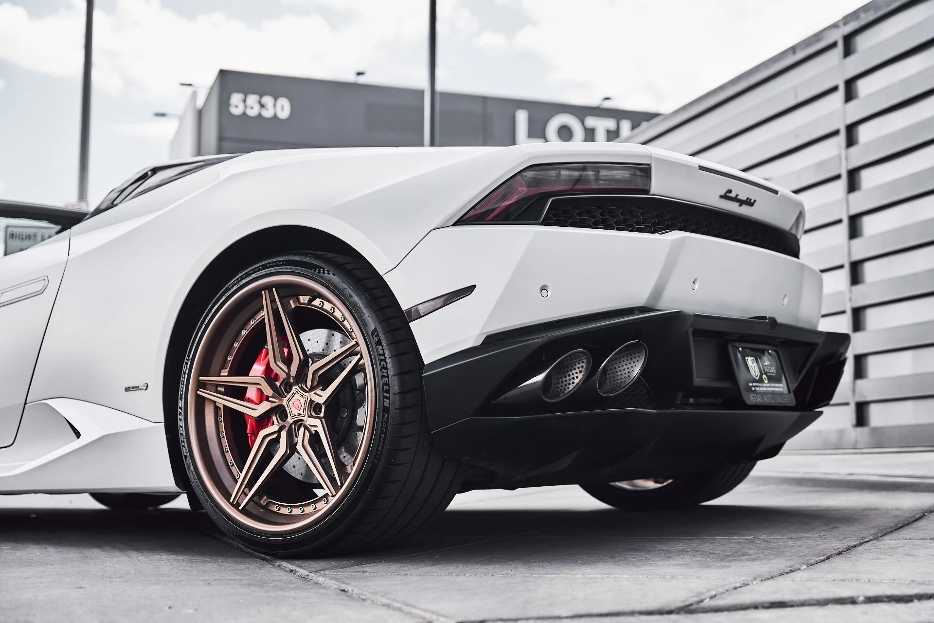 mph012_3423243969_Used_2017_Lamborghini_Huracan_1786741634_8a80030456