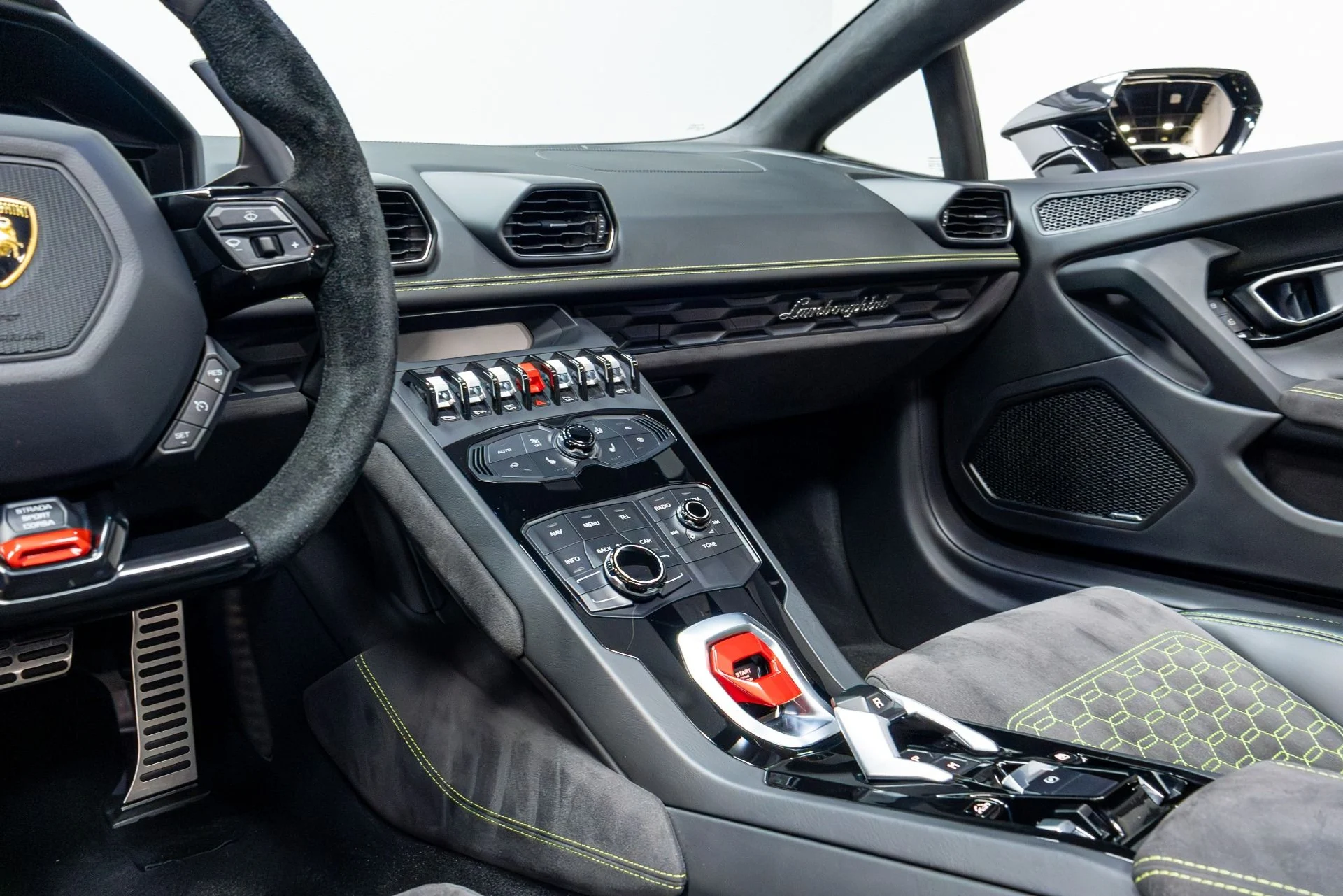 mph012_3423629908_Used_2017_Lamborghini_Huracan_1775865662_94ae5f3e72