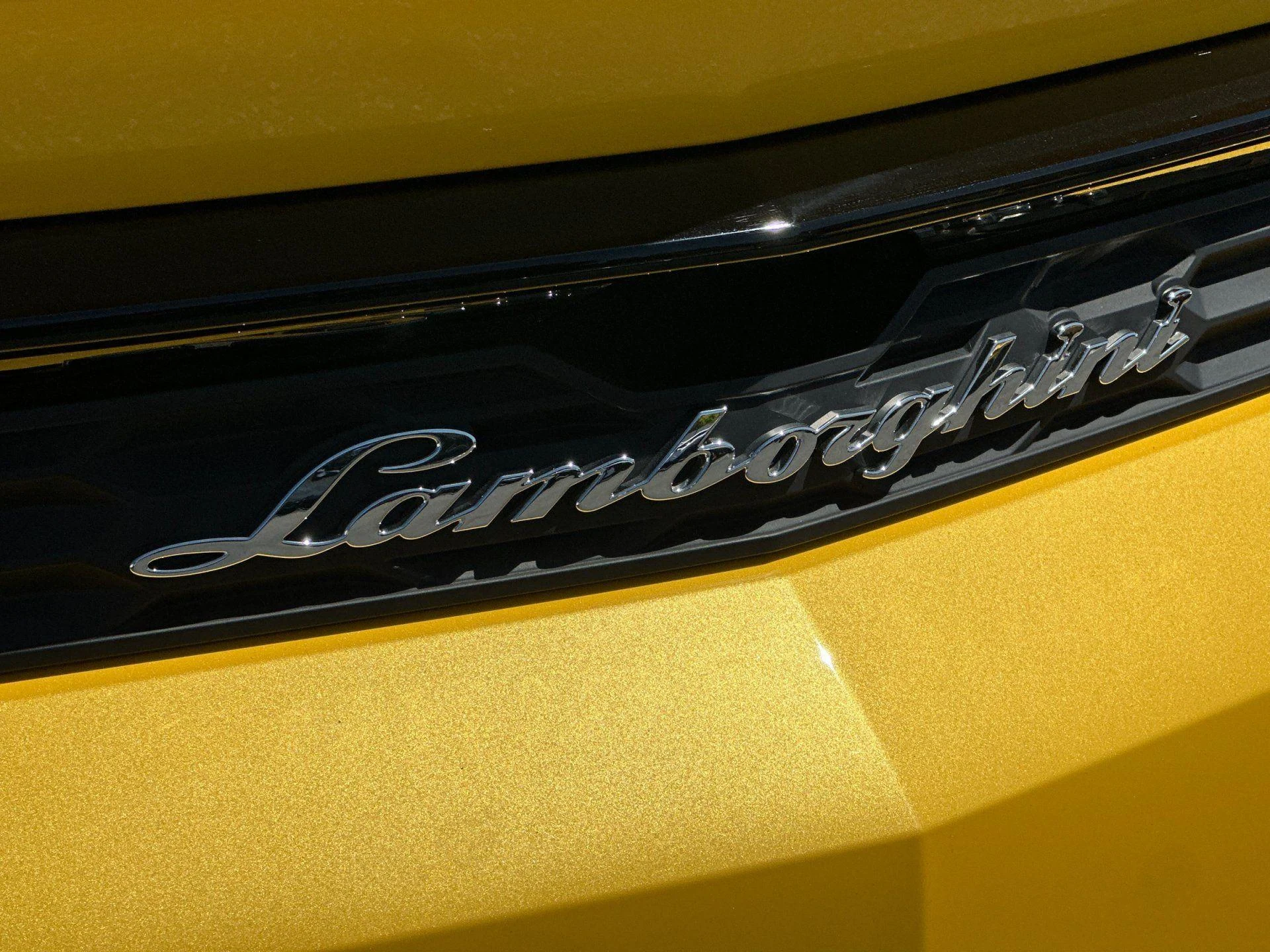 mph012_3431462636_New_2025_Lamborghini_Urus_SE_1777105878_d43abe8f66