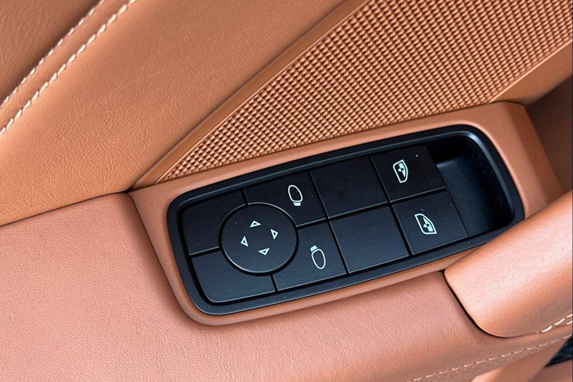 mph012_3457987257_3y_Ff8awxg_X_Dp_E_Tv_Dy_C3c_W1t_Vtm_E_bfde53857b