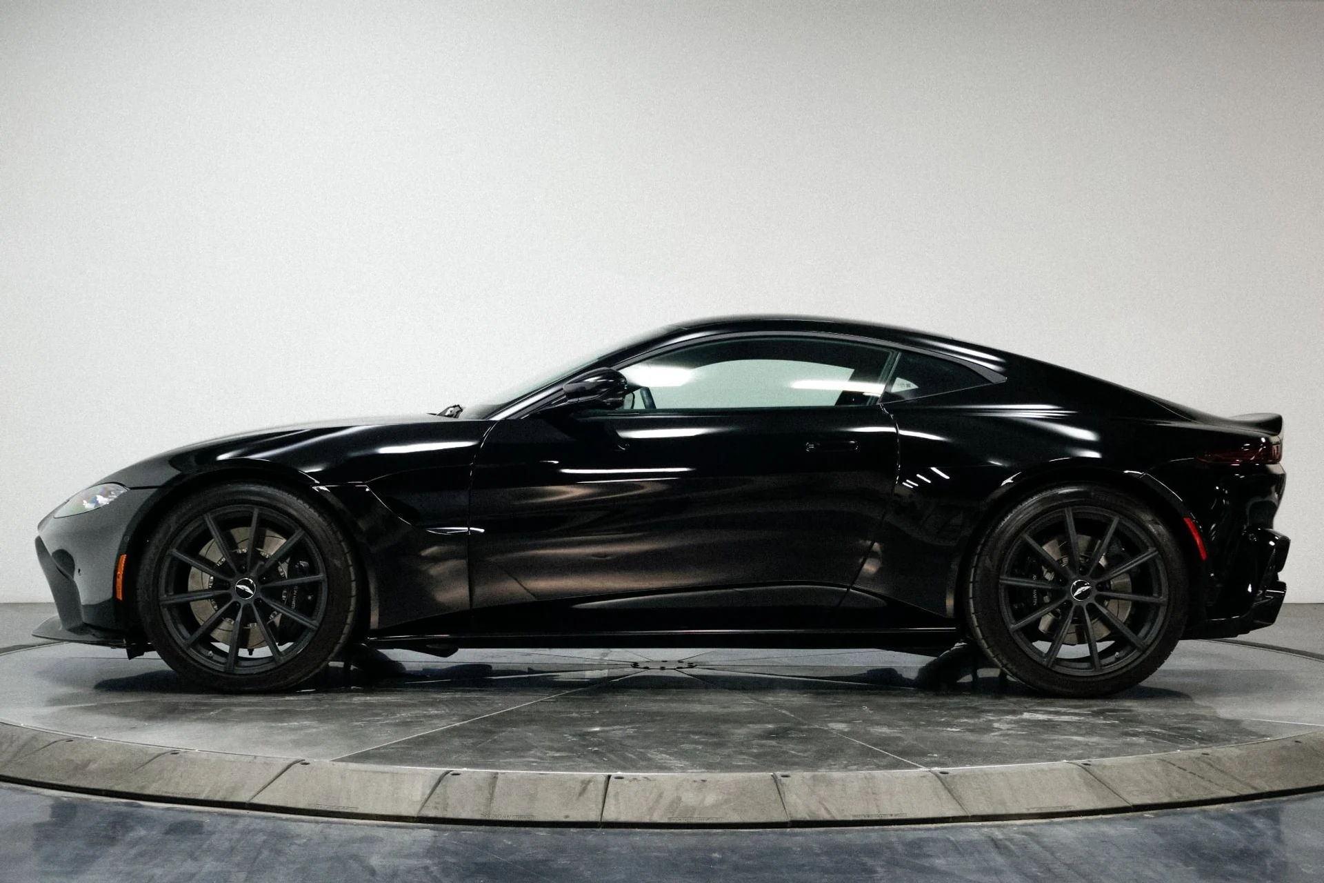 mph012_3470118158_Used_2019_Aston_Martin_Vantage_1760536452_29db8f4ced