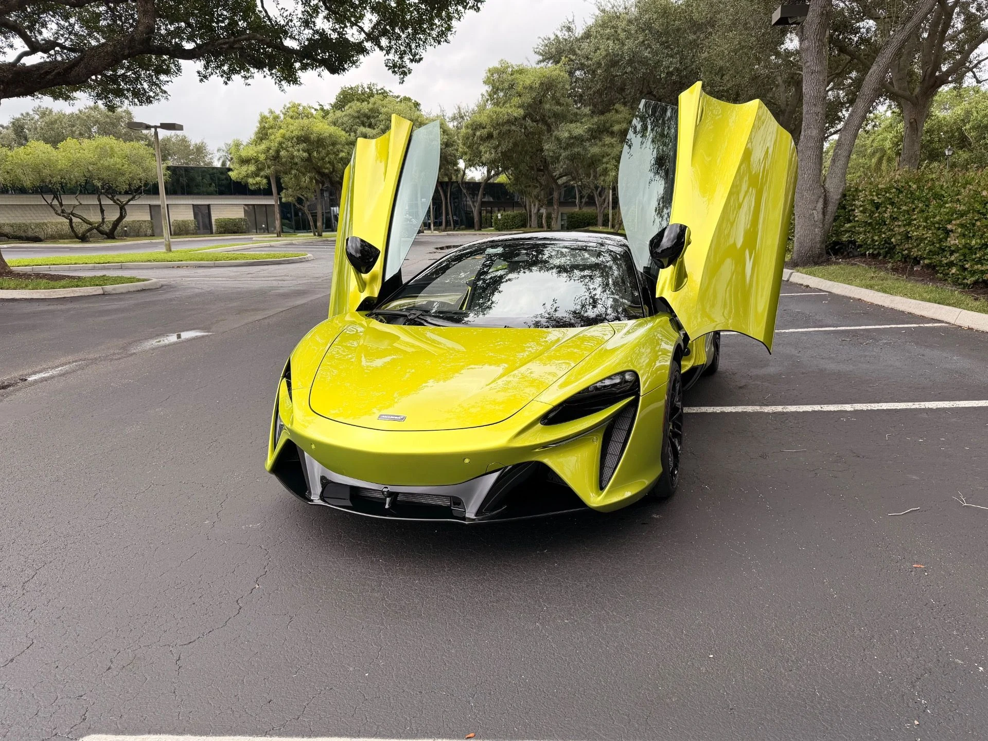 mph012_3472130865_Used_2023_Mc_Laren_Artura_1765484447_13f43b3d99