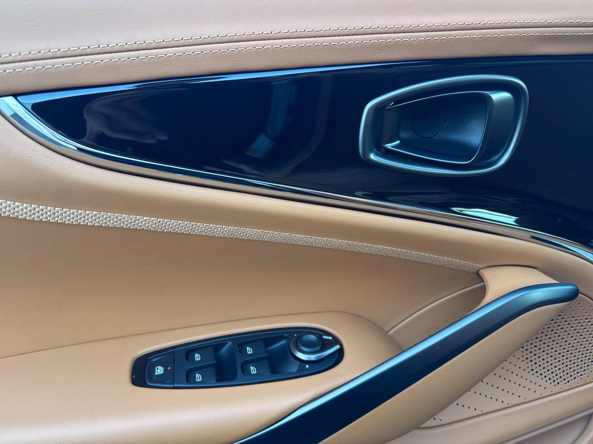 mph012_3489219606_New_2026_Aston_Martin_DBX_707_1768403576_e70427dc61