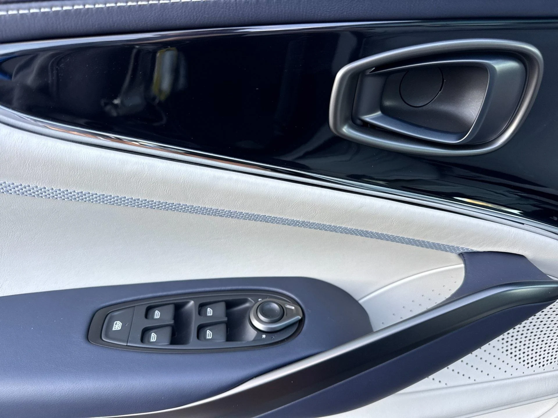 mph012_3501648938_New_2026_Aston_Martin_DBX_707_1767971557_63f2a03e1b