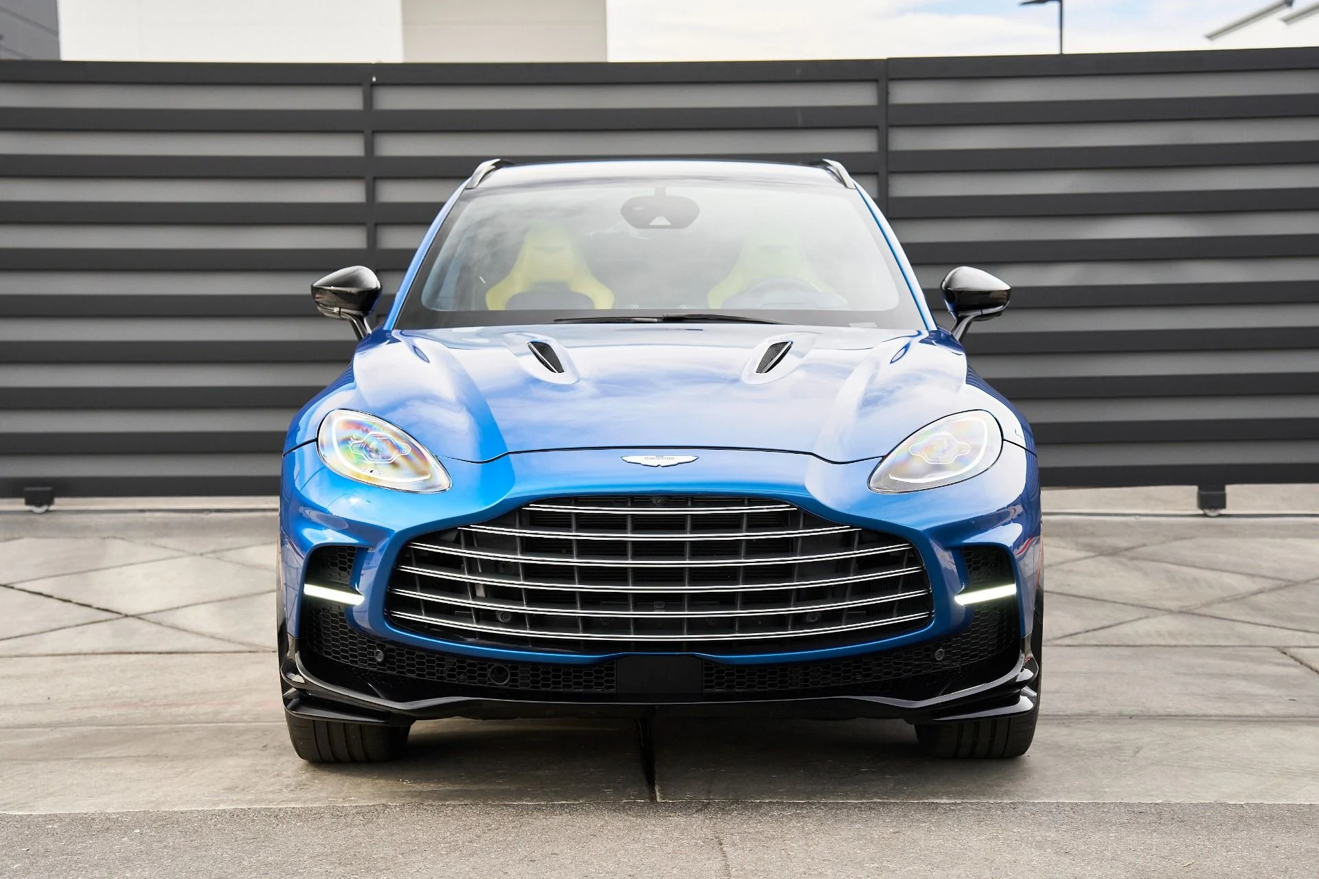 mph012_3513059165_Used_2023_Aston_Martin_DBX_707_1762900311_b4cf8889bb