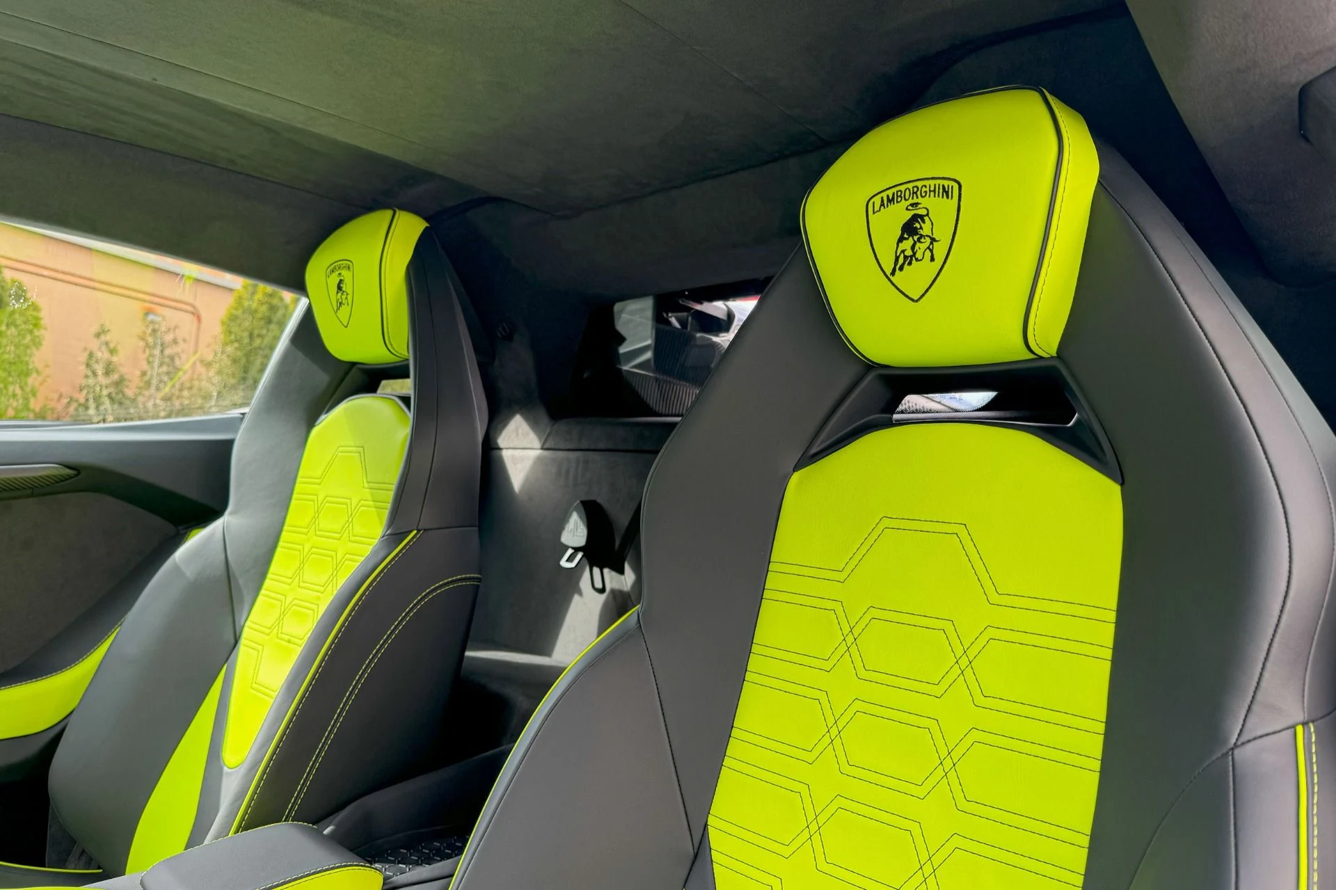 mph012_3546672471_Used_2024_Lamborghini_Revuelto_1741338657_56493d1968