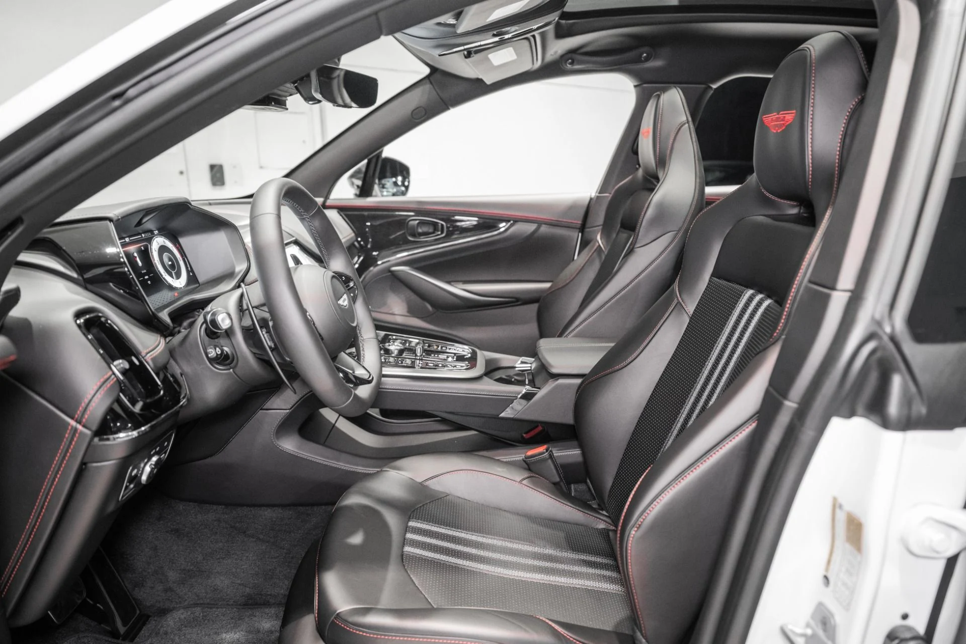 mph012_3546713873_New_2026_Aston_Martin_DBX_707_1765217762_ce11beaccd