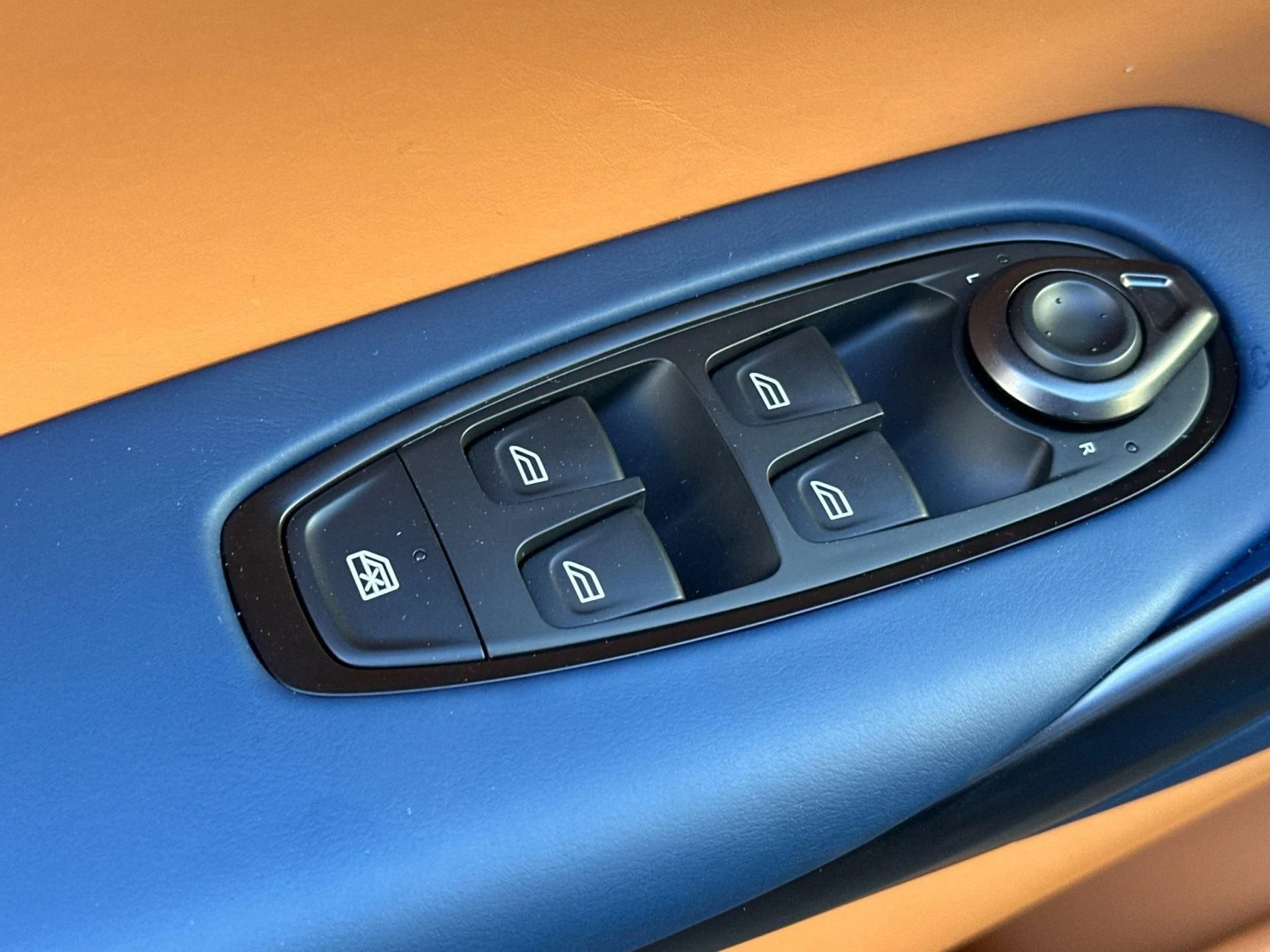 mph012_3547970593_New_2025_Aston_Martin_DBX_707_1761314799_82ff8571bf