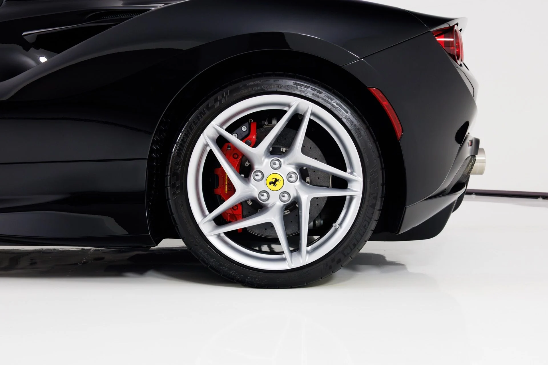 mph012_355575303_Used_2022_Ferrari_F8_Spider_1769204198_bd188b7b2b