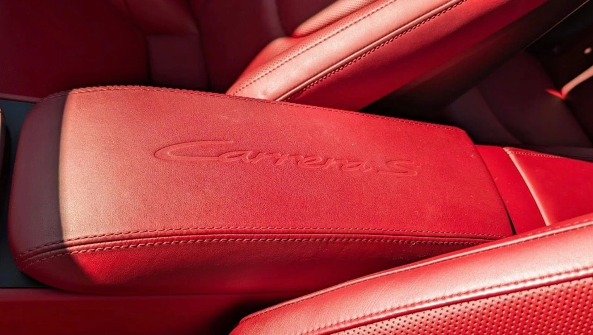 mph012_3576199671_Used_2020_Porsche_911_Carrera_S_1764109700_ff3f2a590e