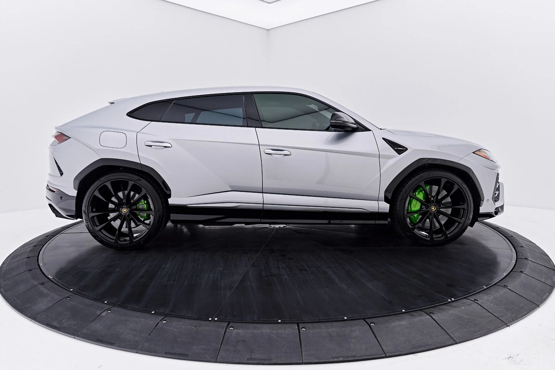 mph012_3596339514_Used_2021_Lamborghini_Urus_1788457854_79fea9ee07