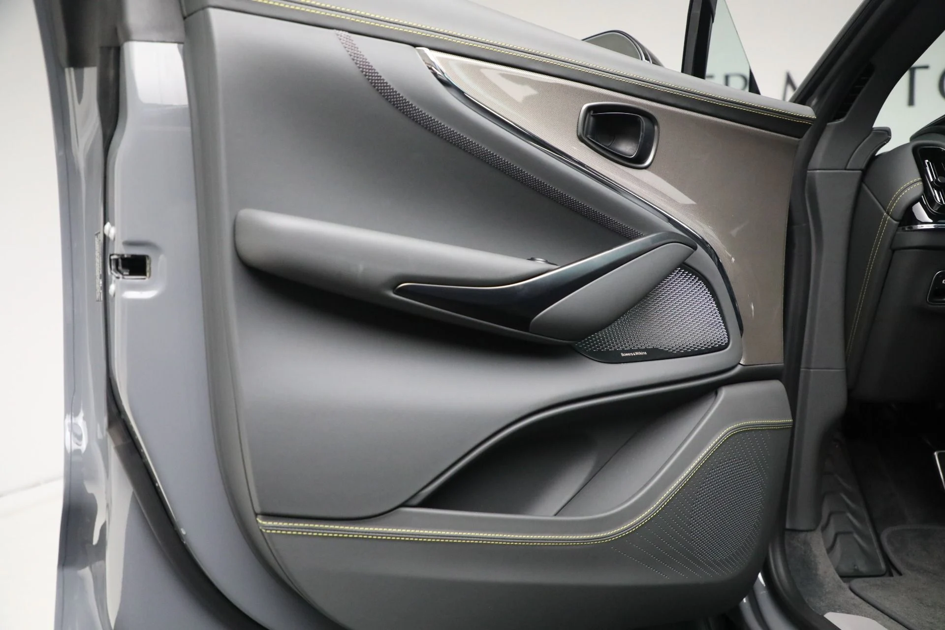 mph012_3598139920_Used_2025_Aston_Martin_DBX_707_707_de04885421