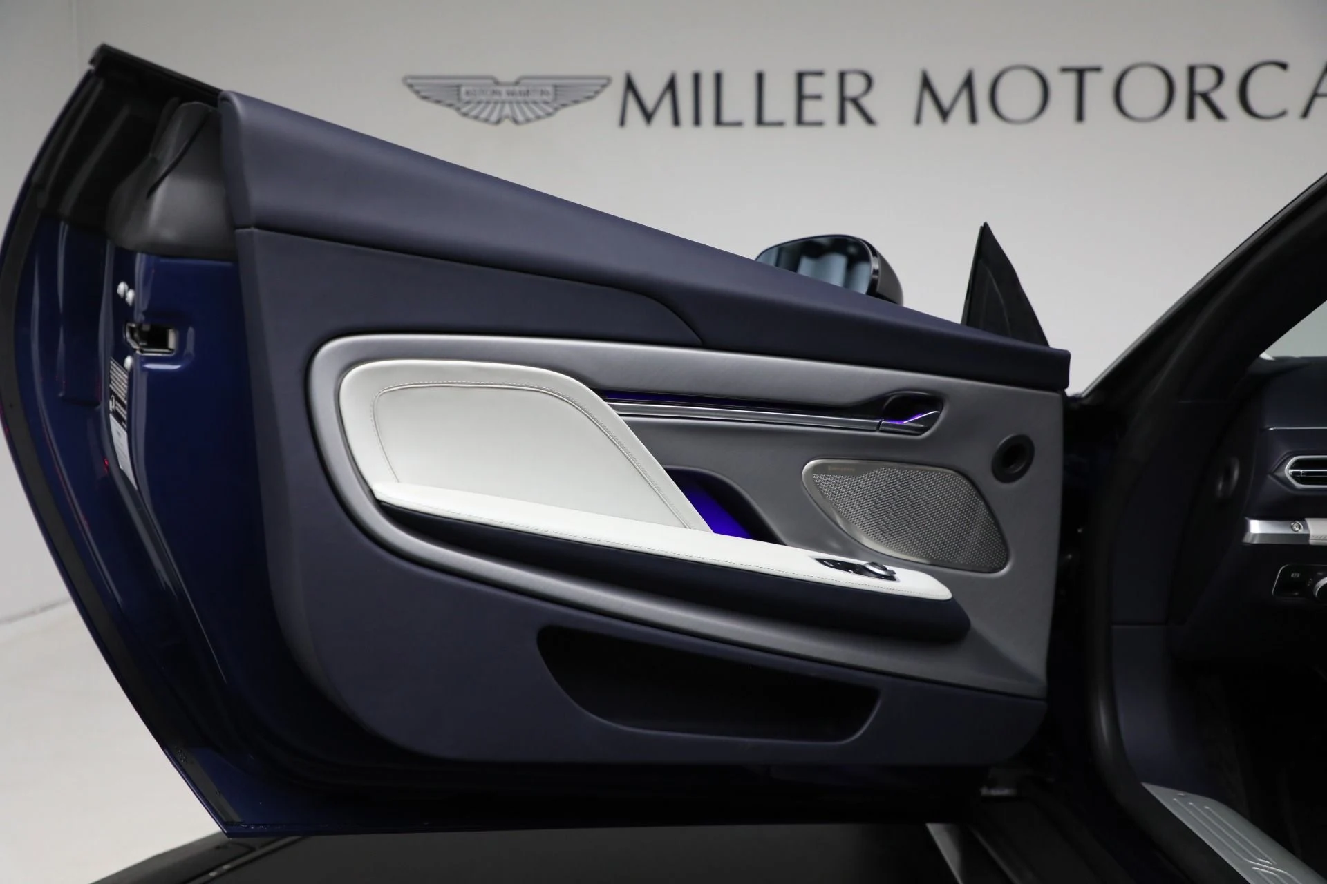 mph012_3598788529_New_2025_Aston_Martin_Vanquish_1735676879_54df21b478