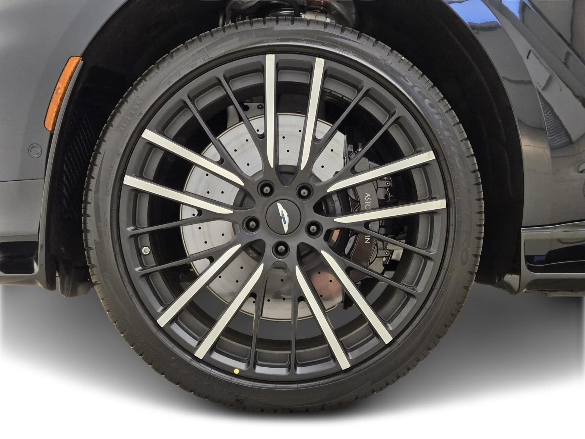 mph012_3603444374_New_2025_Aston_Martin_DBX_707_1753162615_1840eaf798