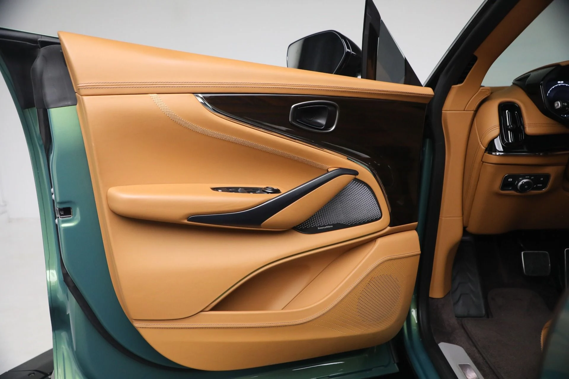 mph012_360451616_Used_2025_Aston_Martin_DBX_707_1777039966_5cb0b0f303