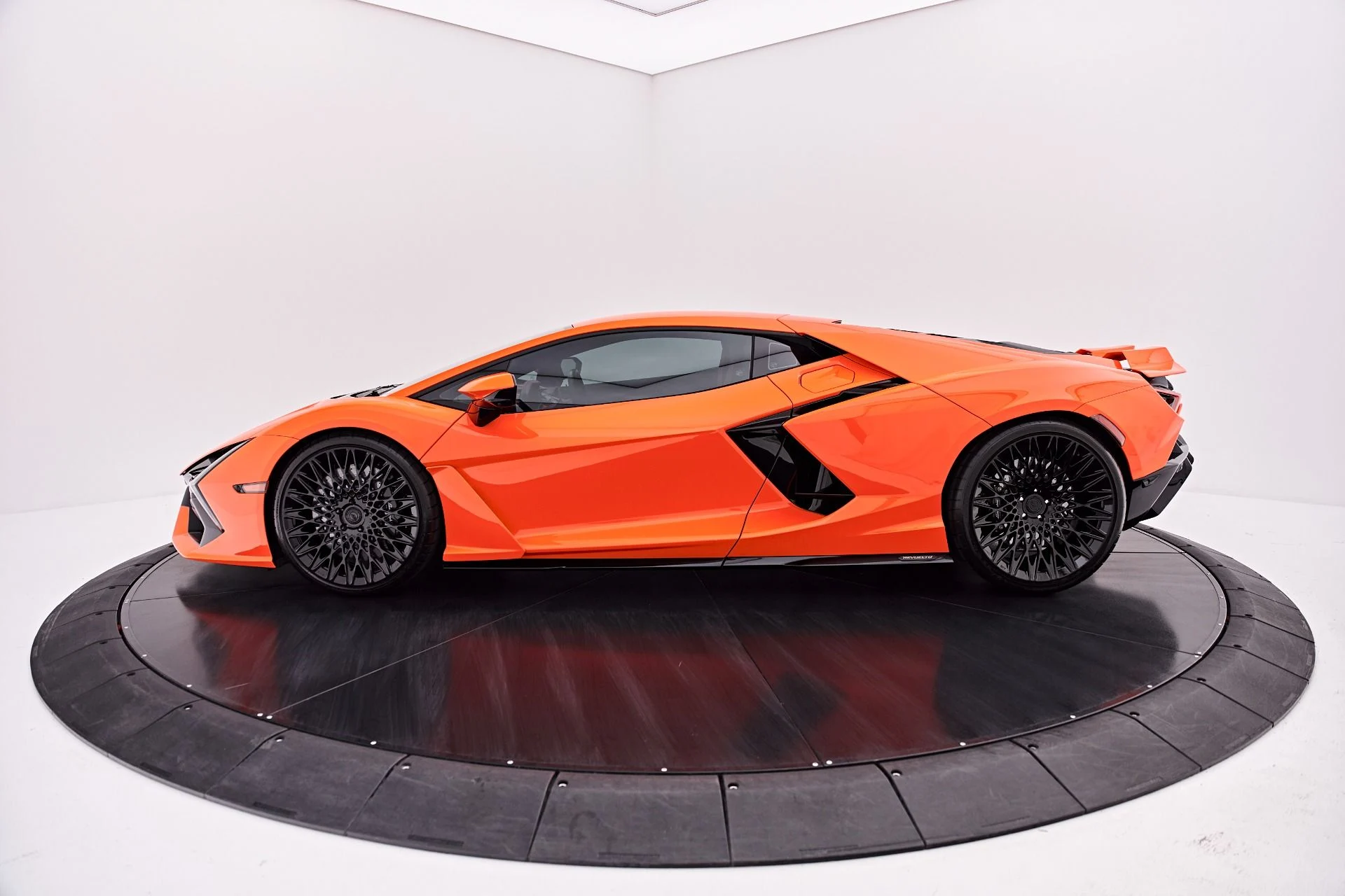 mph012_3607830472_Used_2024_Lamborghini_Revuelto_Base_1787792687_221cf06b5a
