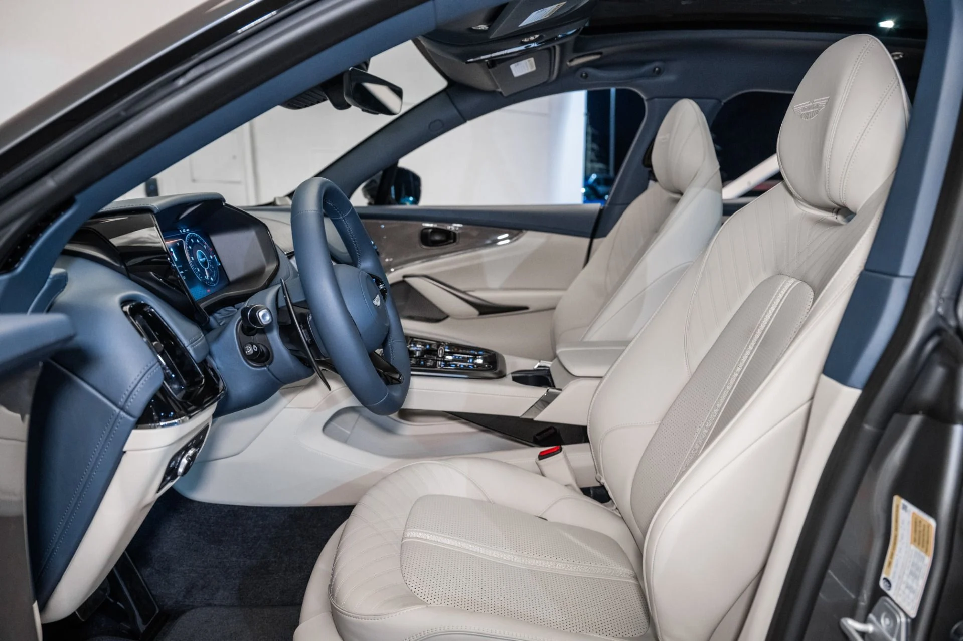 mph012_3627718061_Used_2025_Aston_Martin_DBX_707_1734711890_7e0d9be536