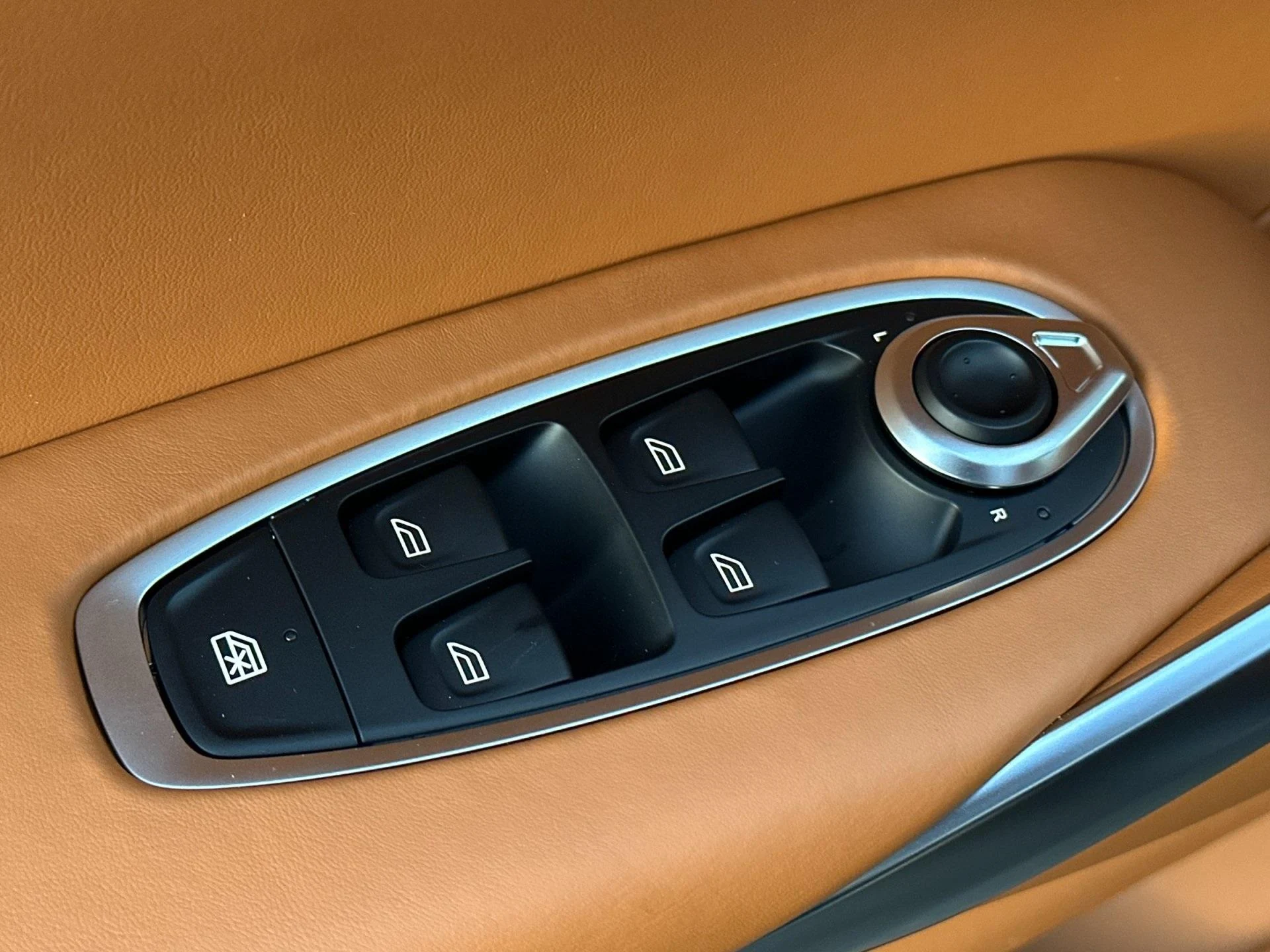 mph012_3668520911_New_2026_Aston_Martin_DBX_707_1764949832_f81cd9906a