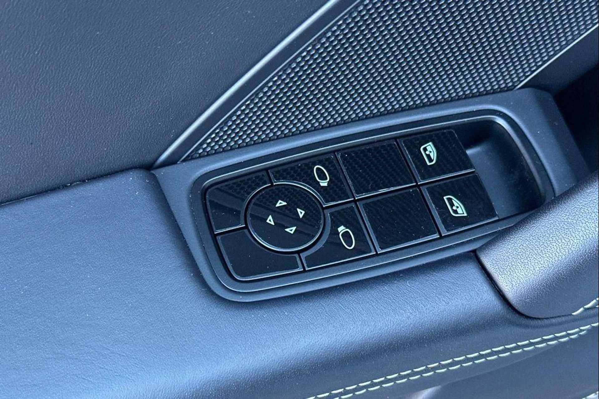 mph012_3670608198_o_B71_XX_1_Ls_VEOVOYMYO_Dyt_Li_N6_JA_5a7af38a49