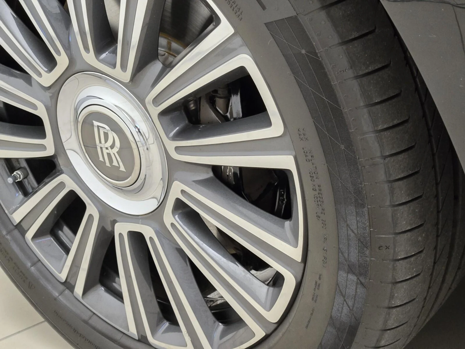 mph012_3676286688_Used_2020_Rolls_Royce_Phantom_1759992231_9b376251ae