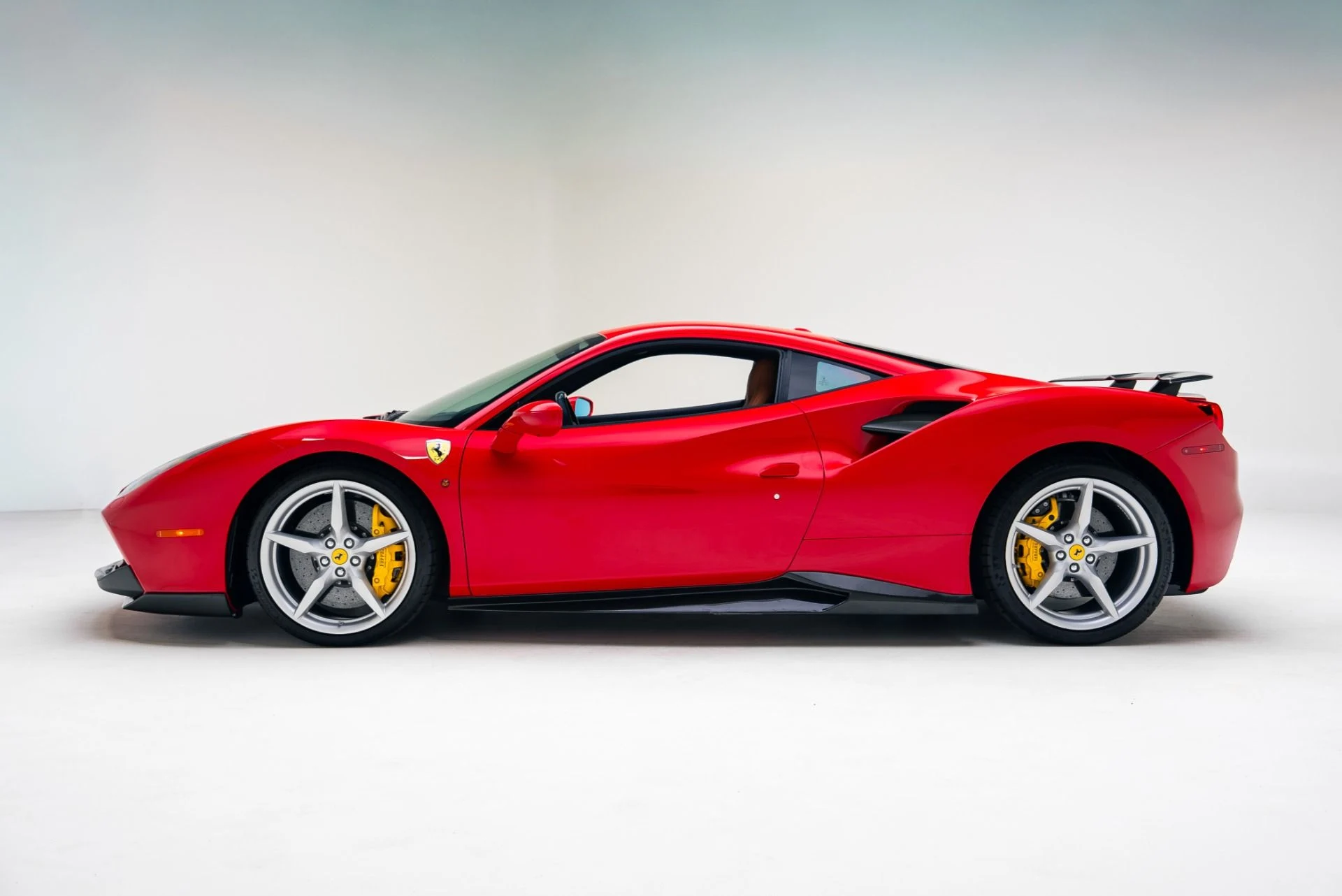 mph012_3706113459_Used_2018_Ferrari_488_GTB_1767046260_e42eecb17c