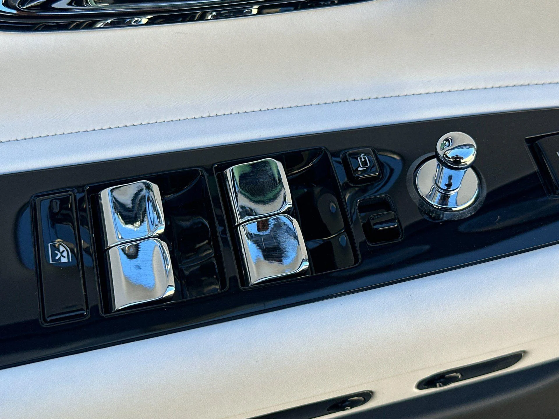 mph012_3708994054_New_2026_Rolls_Royce_Spectre_Black_Badge_1773996534_c6ff7ecdaf