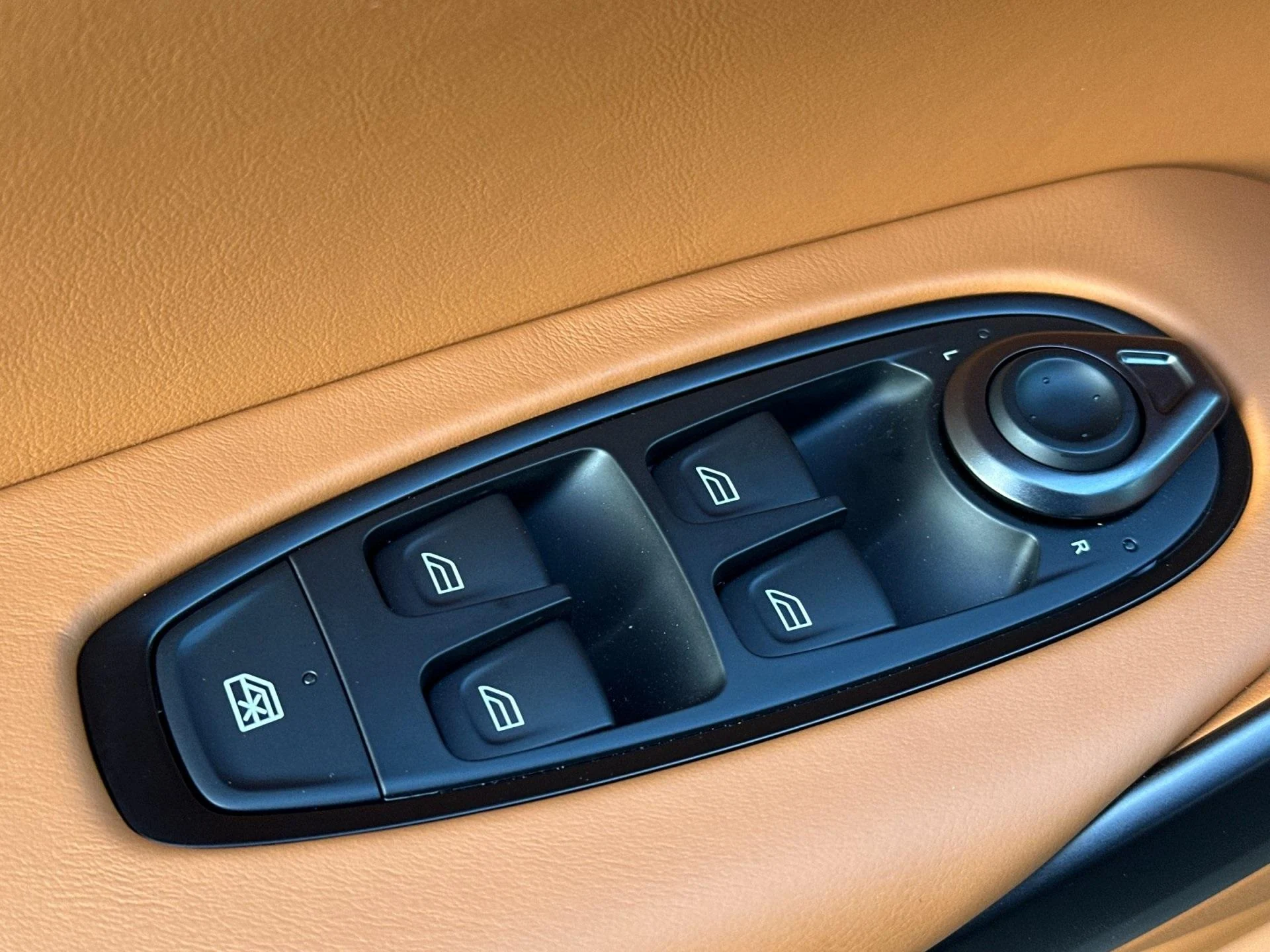 mph012_3715044495_New_2026_Aston_Martin_DBX_707_1765379217_0815be841f