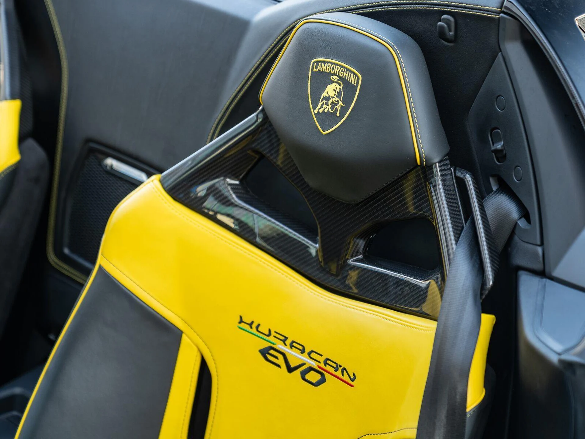 mph012_3716803837_Used_2022_Lamborghini_Huracan_EVO_Spyder_AWD_1792704188_a0b526f321