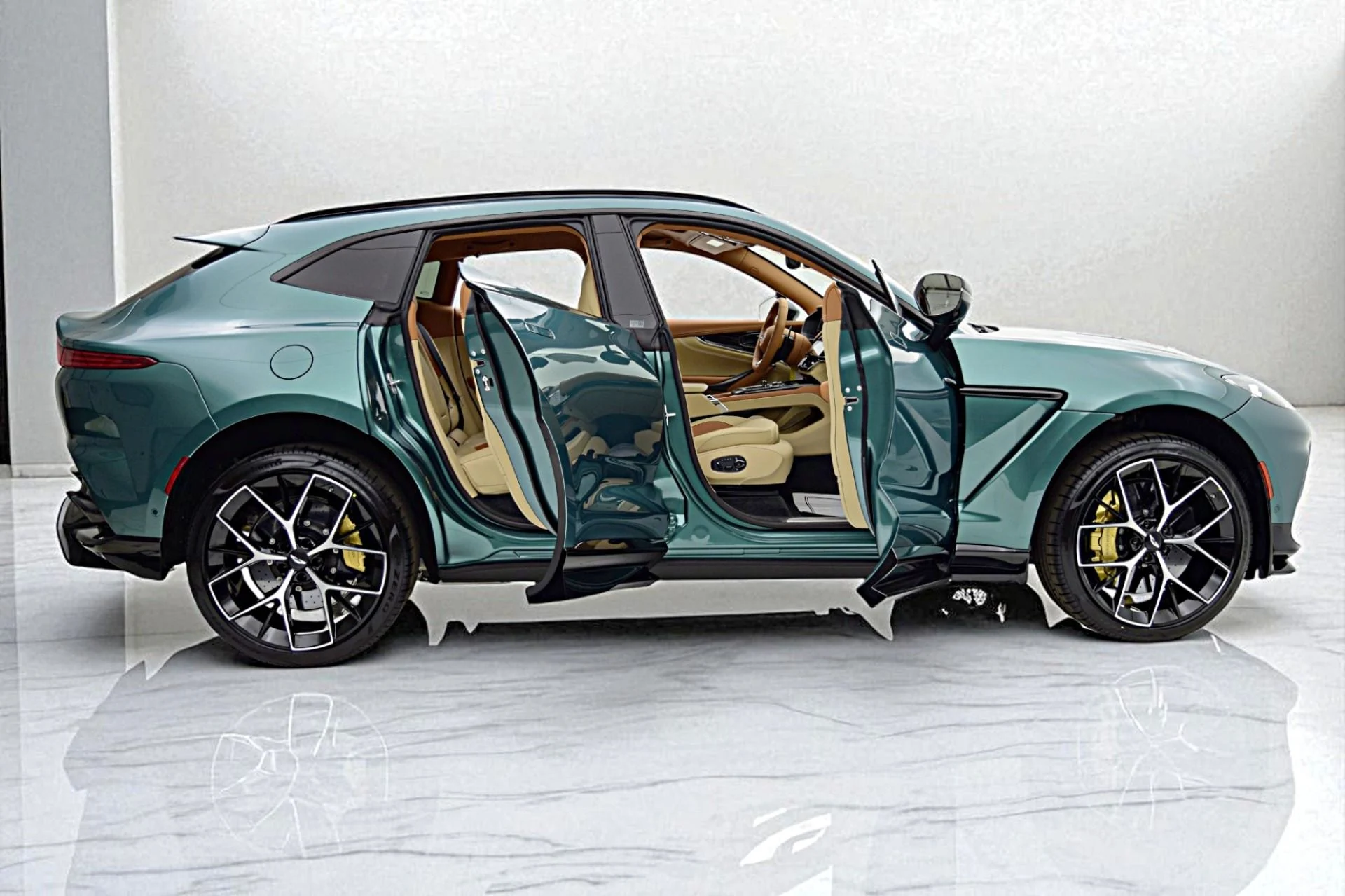 mph012_3729686803_New_2025_Aston_Martin_DBX_707_08b6732092