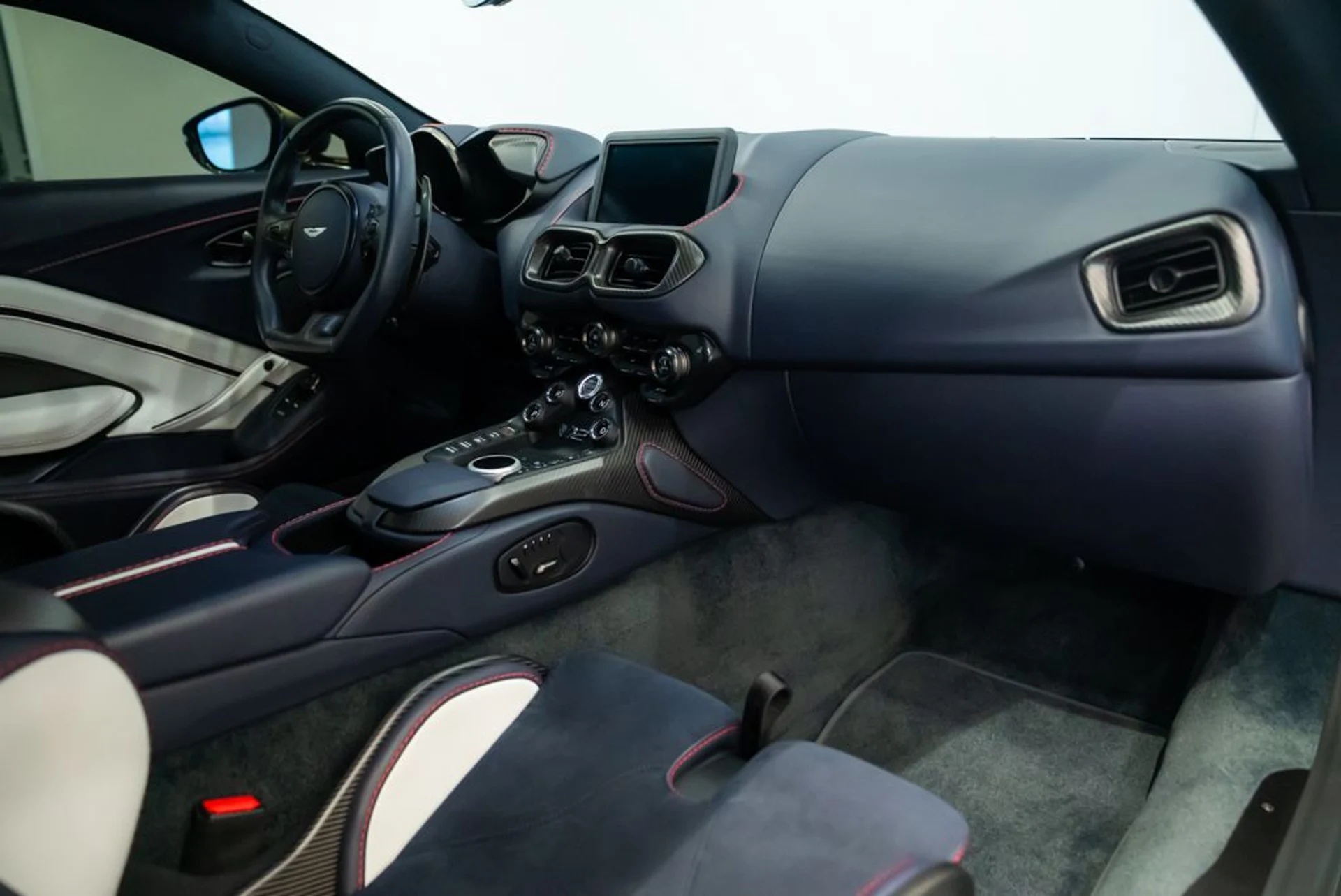 mph012_3760544798_aston_martin_vantage_2023_jpg_v_1773863537_df11fb440f