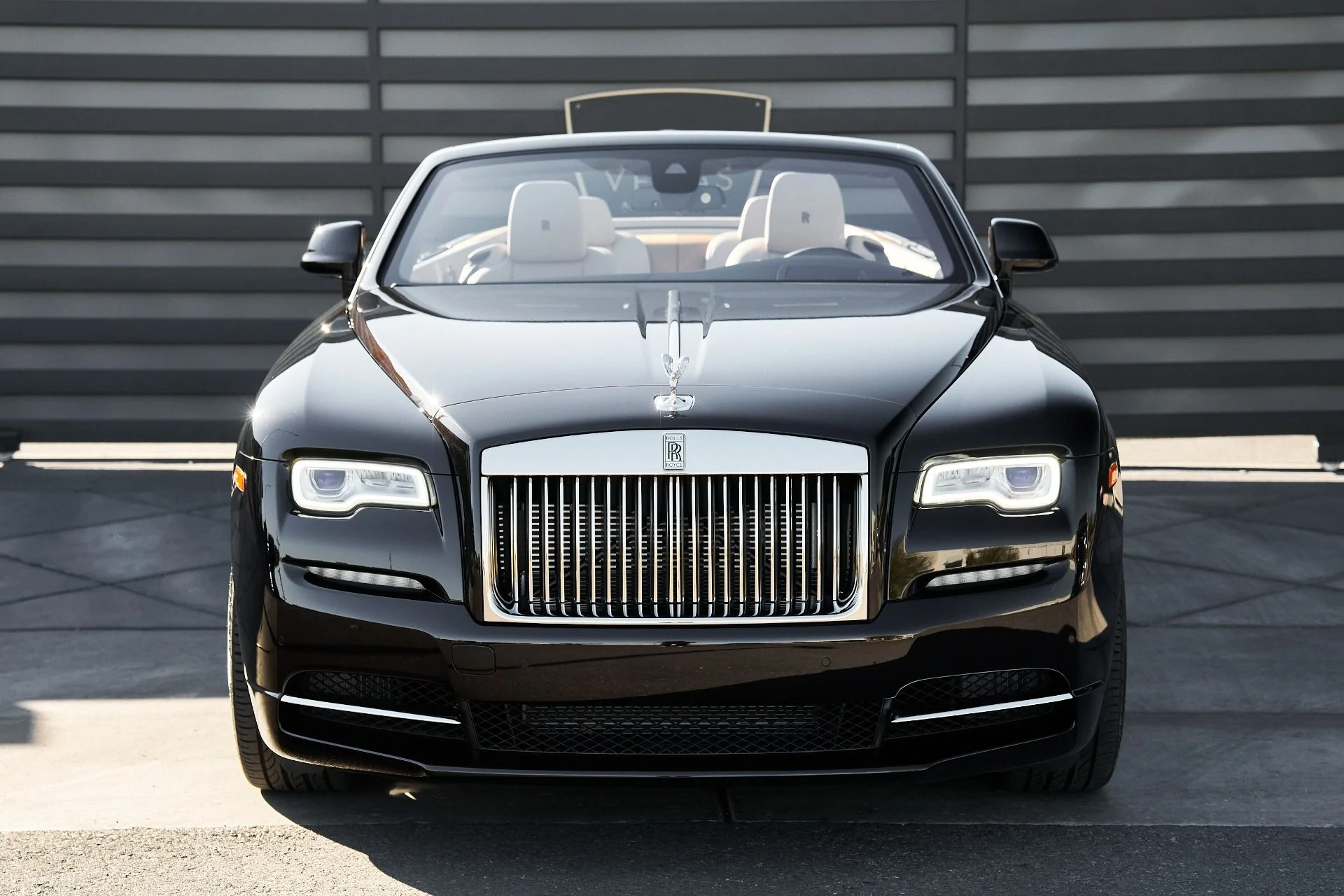 mph012_3763968400_Used_2020_Rolls_Royce_Dawn_Base_1762645782_7994a742b8
