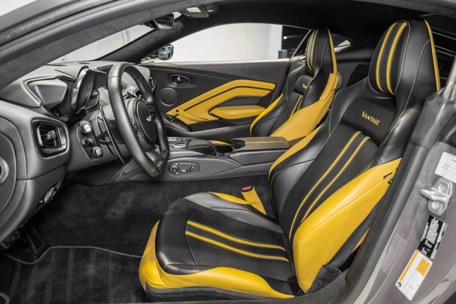 mph012_3790837621_Used_2019_Aston_Martin_Vantage_1765989078_6263350b2a